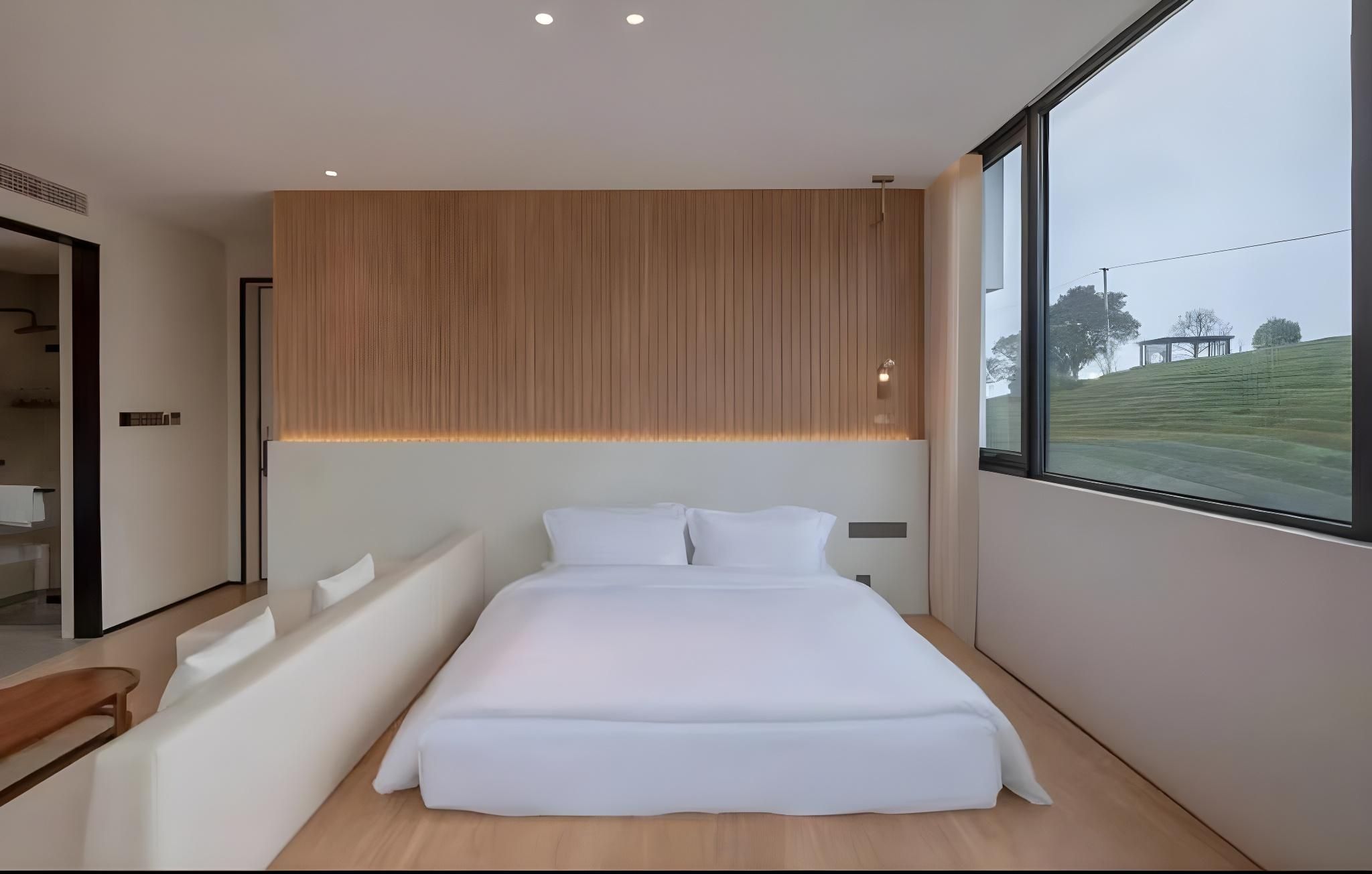 Superior King Room with Bathtub