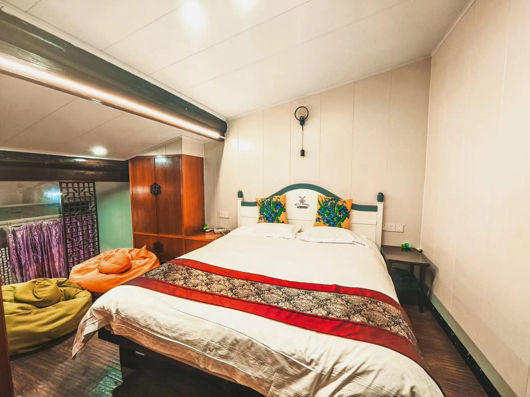 1 Queen Bed Suite with Loft, No Smoking