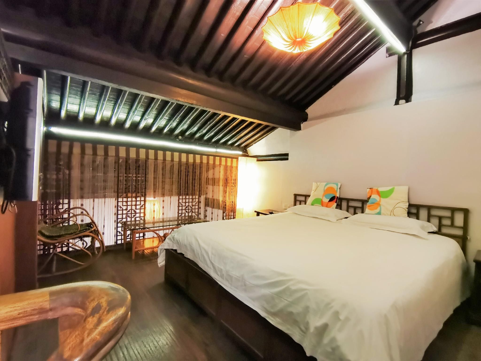 1 Queen Bed Suite with Loft, No Smoking