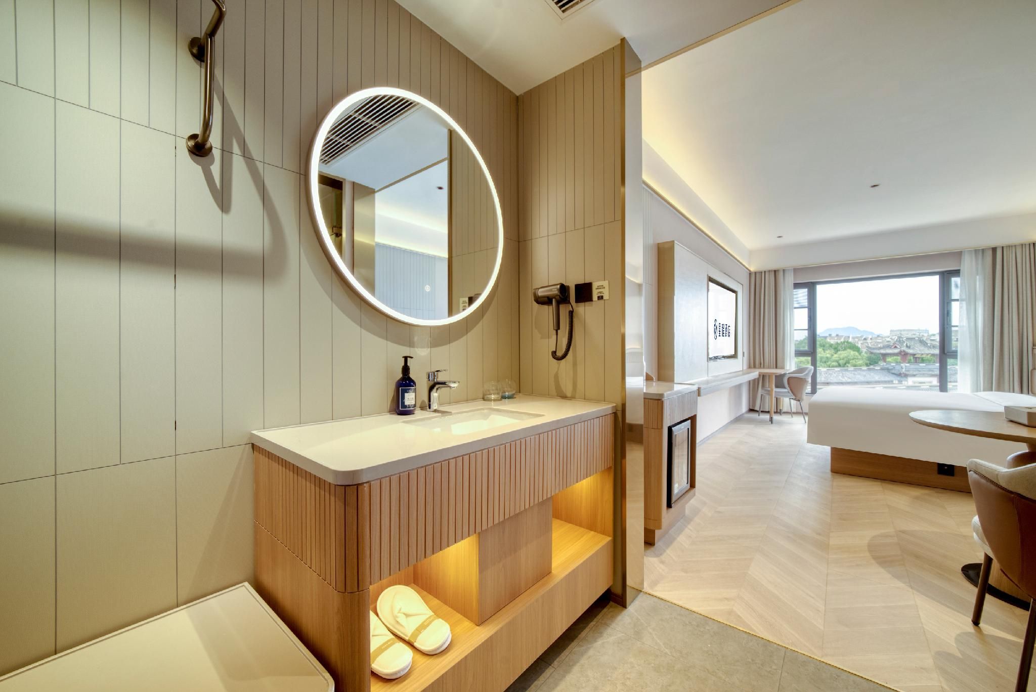 Huazhu - Room With View