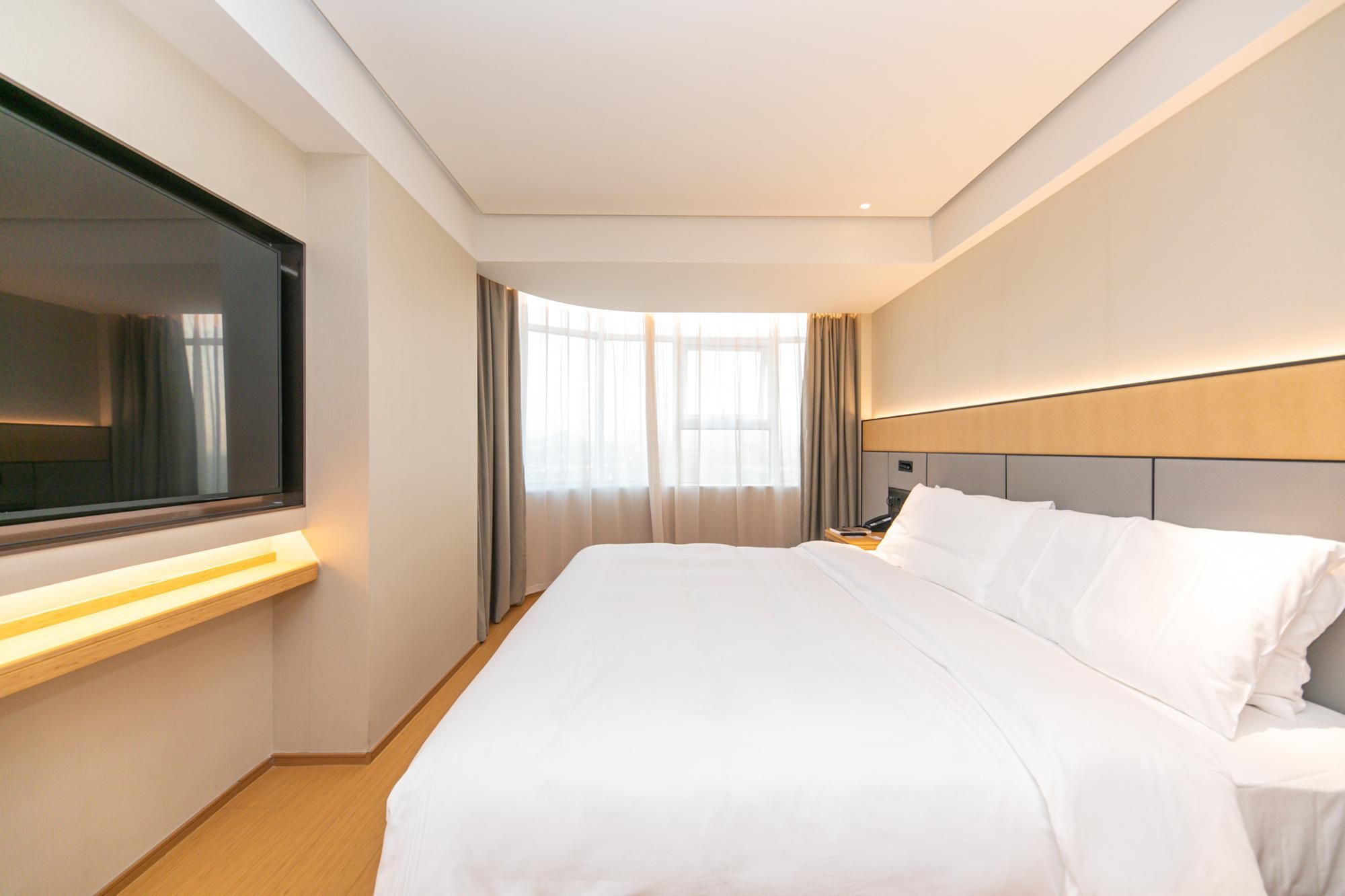 Huazhu - Room With Bed
