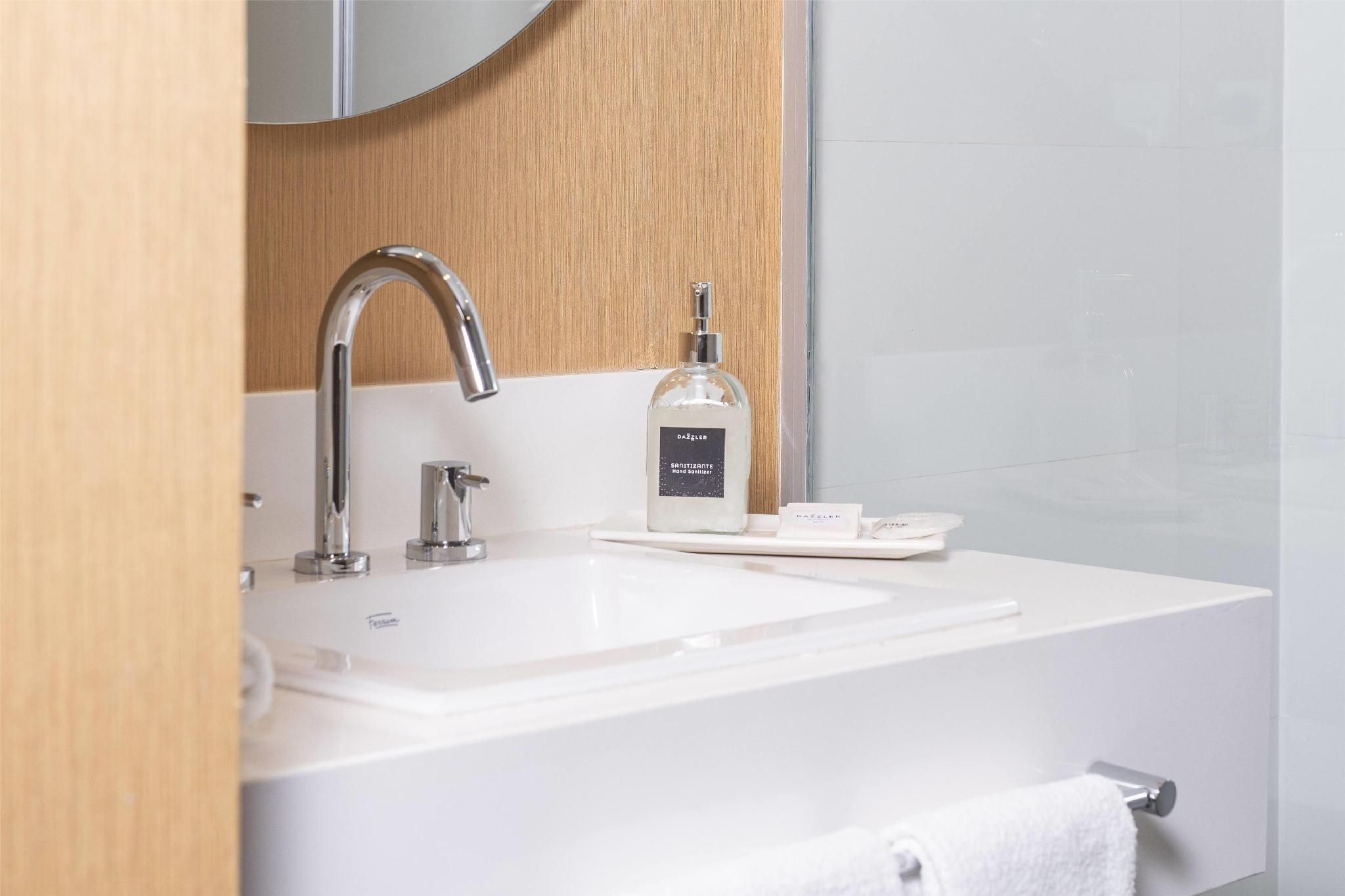 Dazzler by Wyndham Salta Standard Room, 1 King Bed, Non-Smoking 3