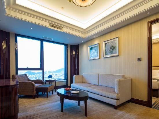 Executive Suite Smoking