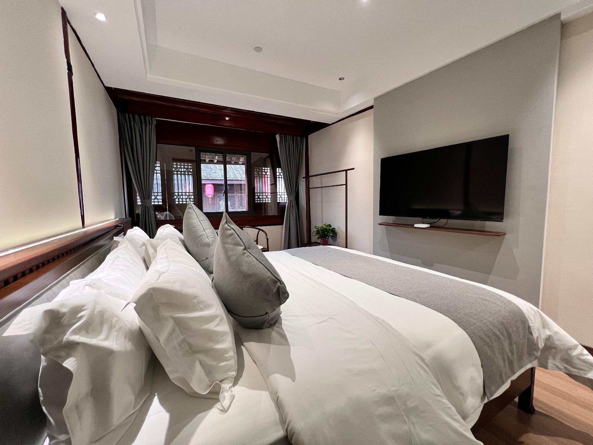 Superior Street View Room