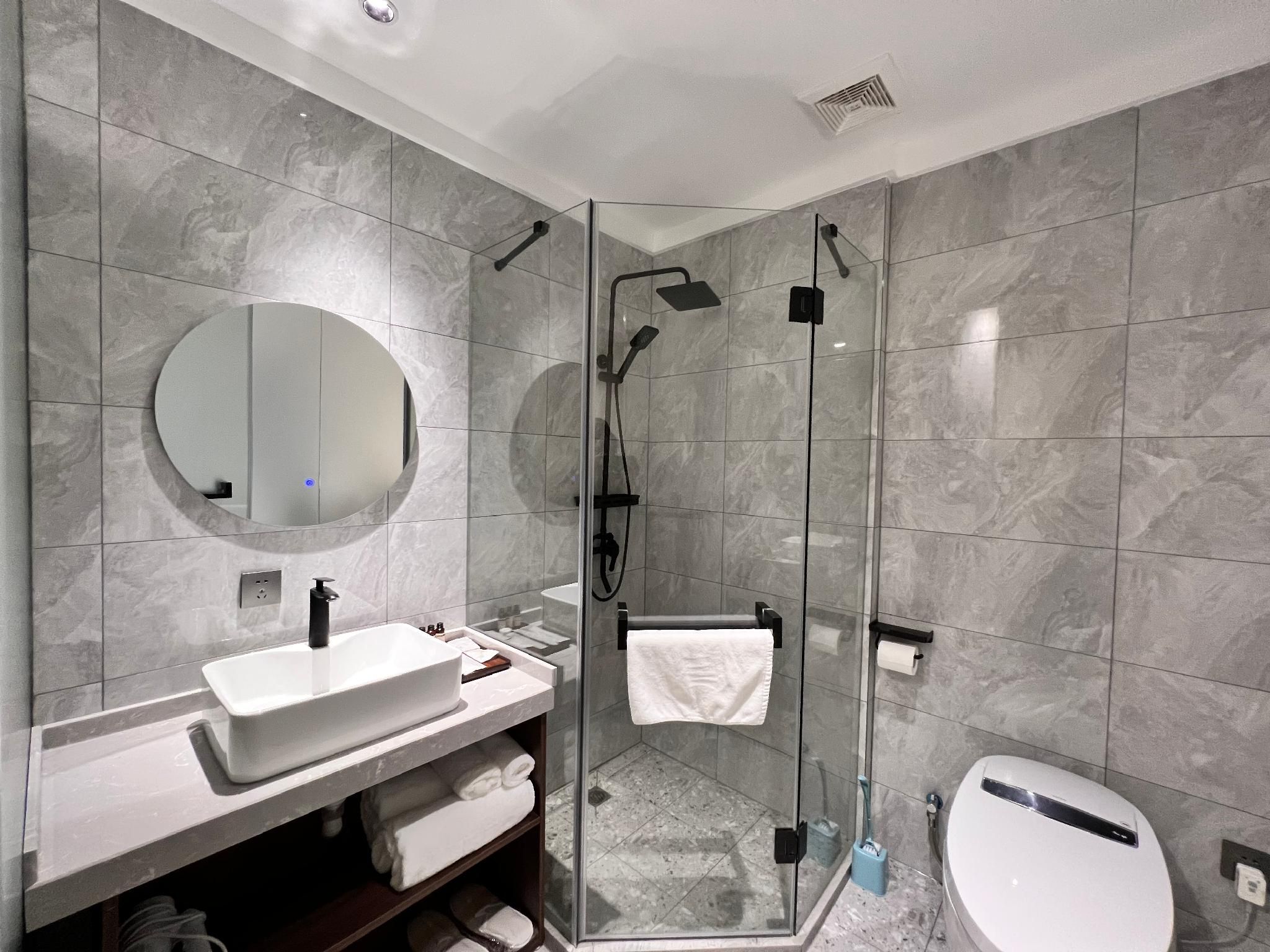 Superior Street View Room