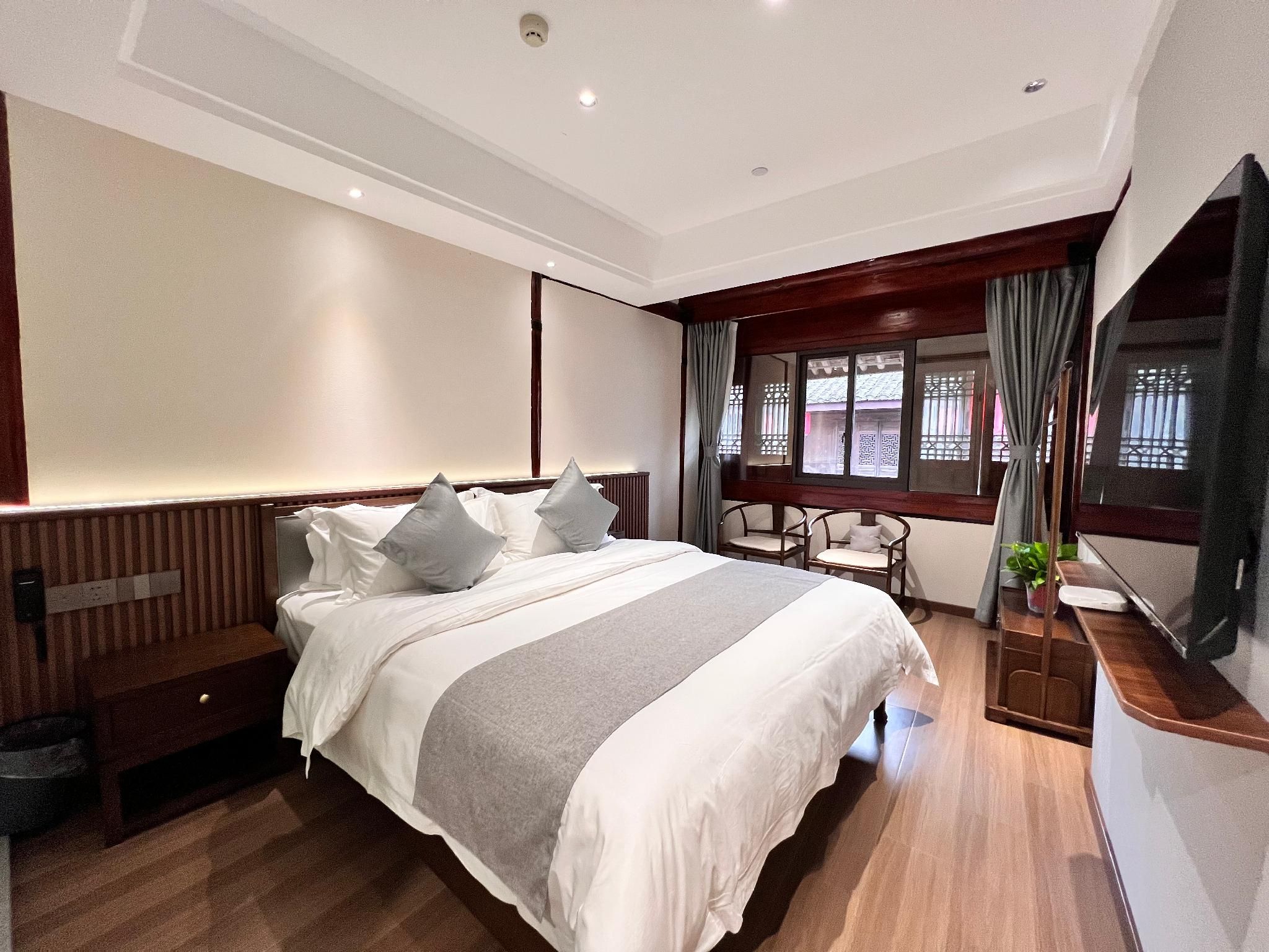 Superior Street View Room