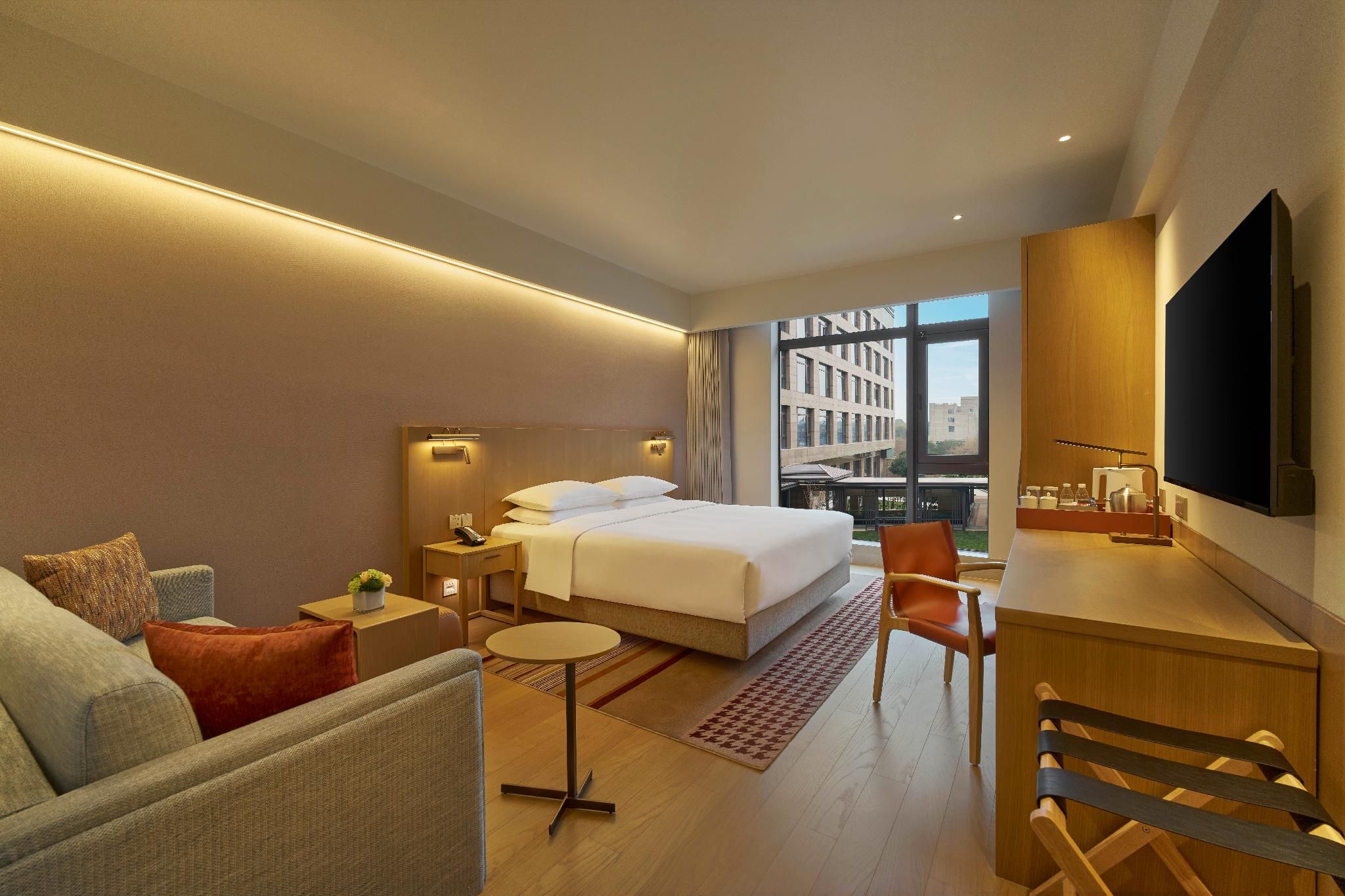 1 King Bed, Deluxe