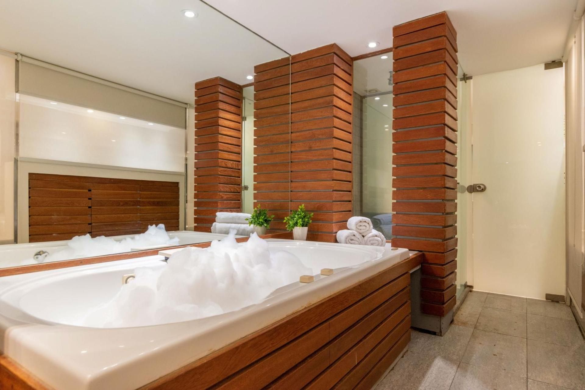 Deluxe Suite with Spa Bath