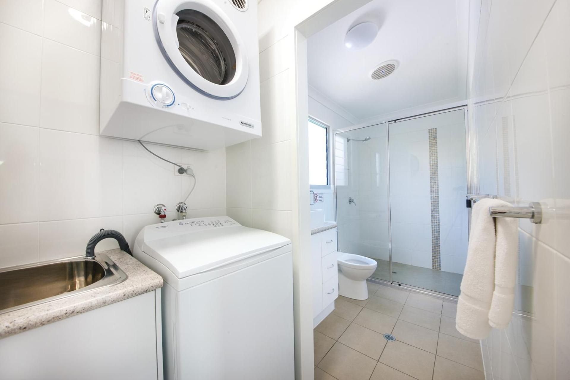 Sunset Cabins 1770 Apartment with Sea View 2