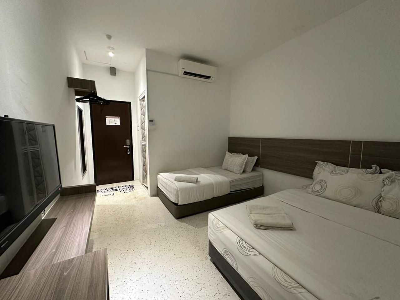 W F MOTEL Triple Room