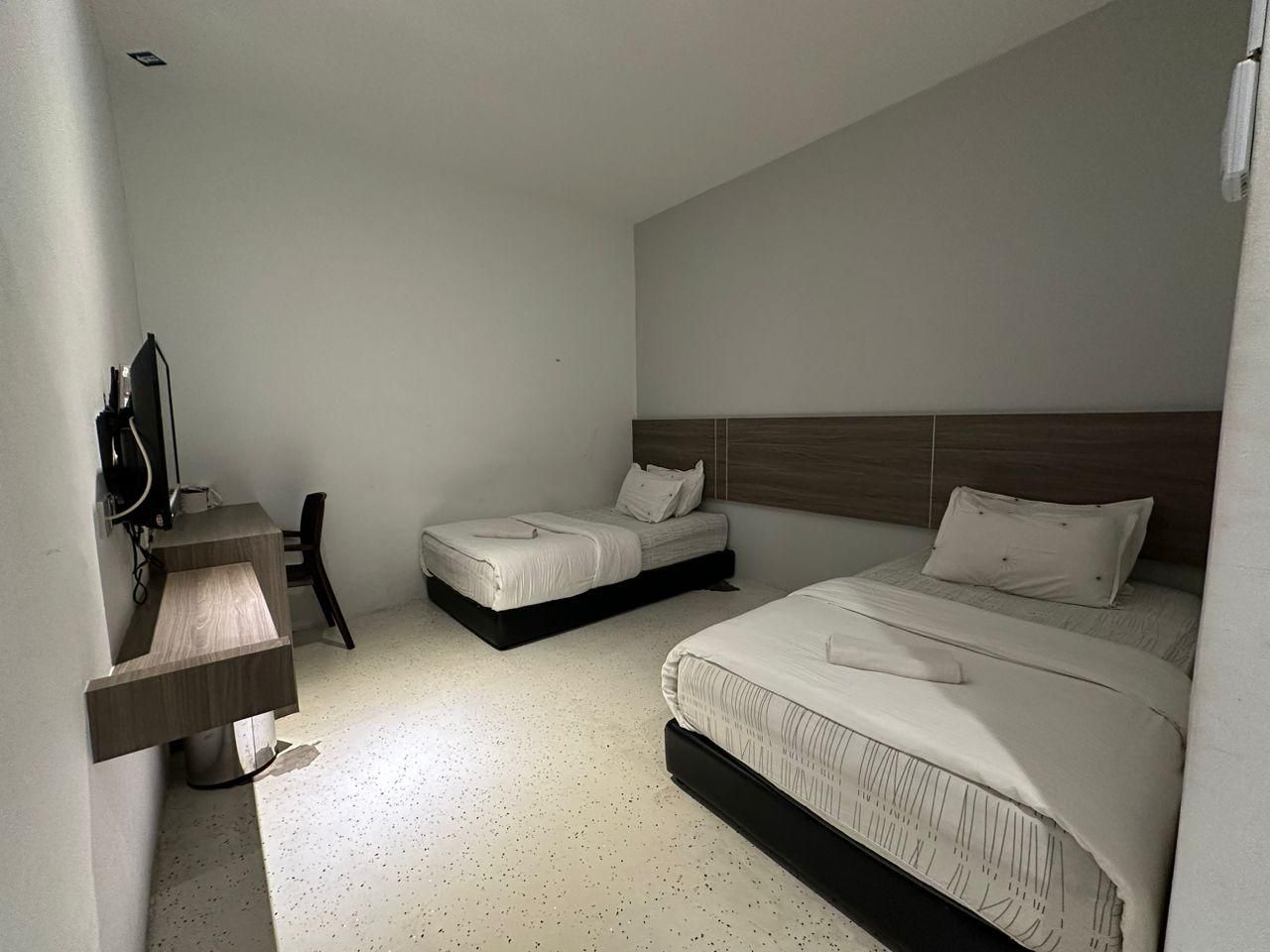 W F MOTEL Deluxe Double Twin