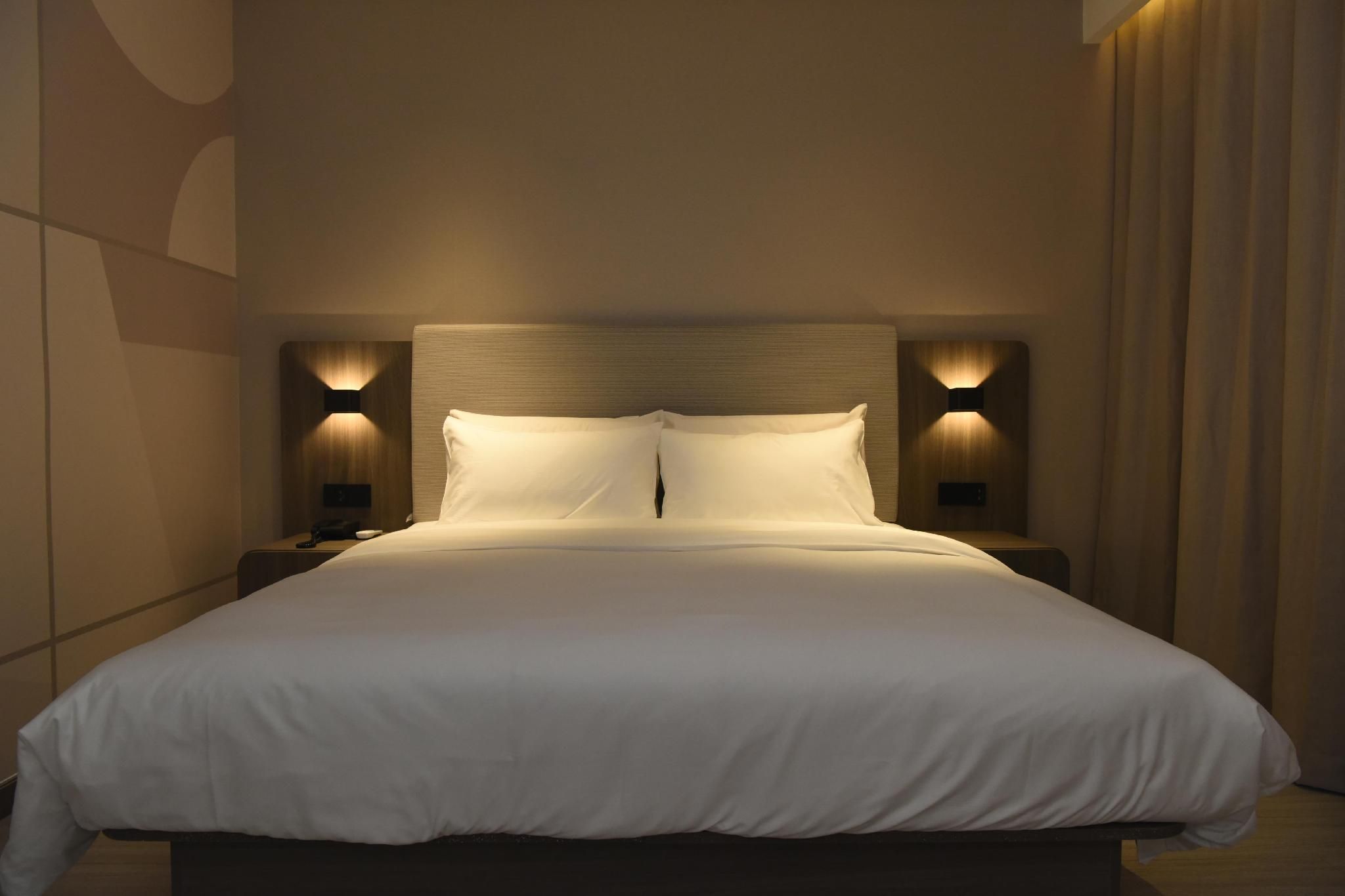Huazhu - Room With Bed