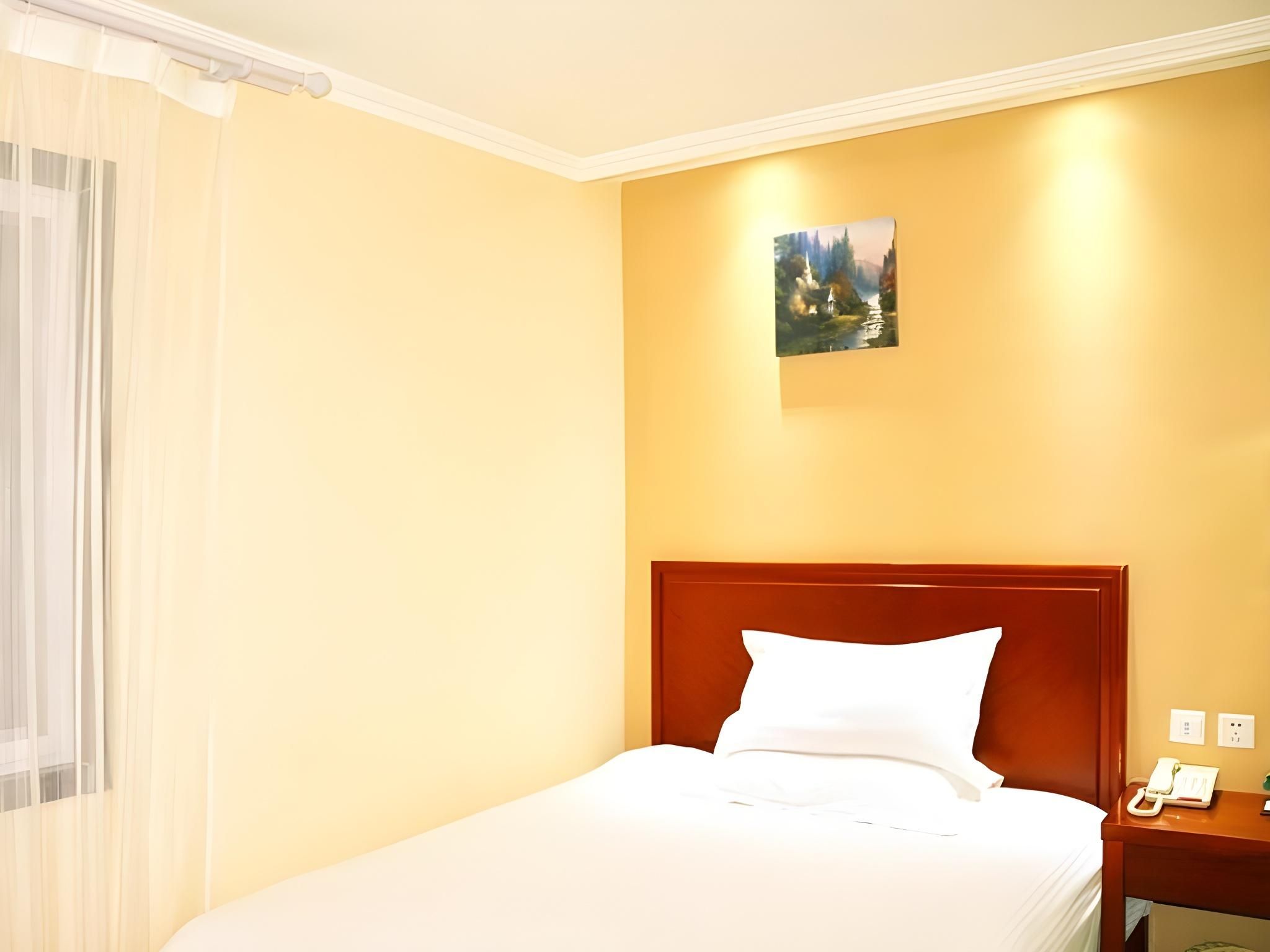Hotel Queen Room