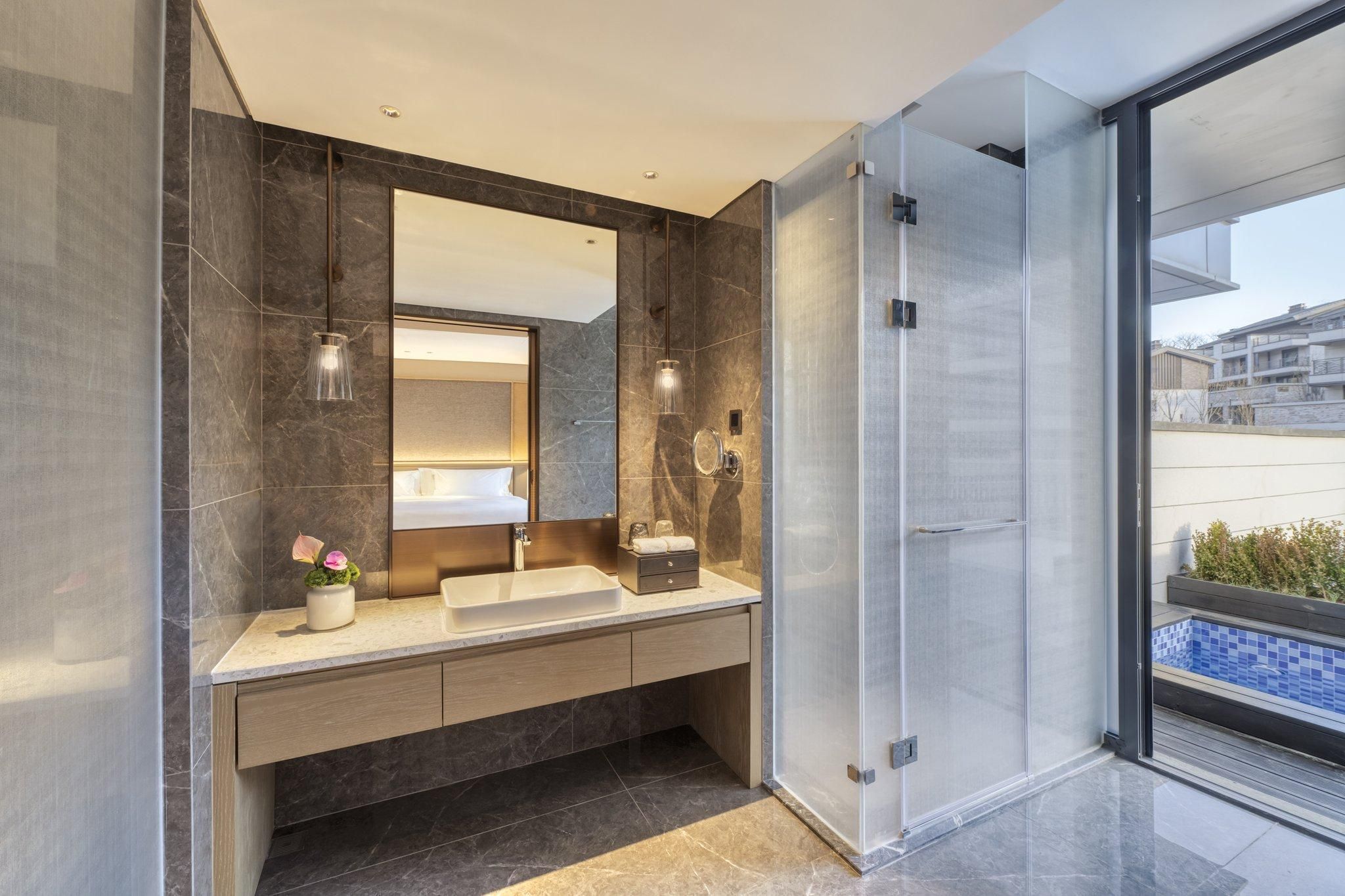 Loft Meditation Two Bedroom Hotspring Yard Suite