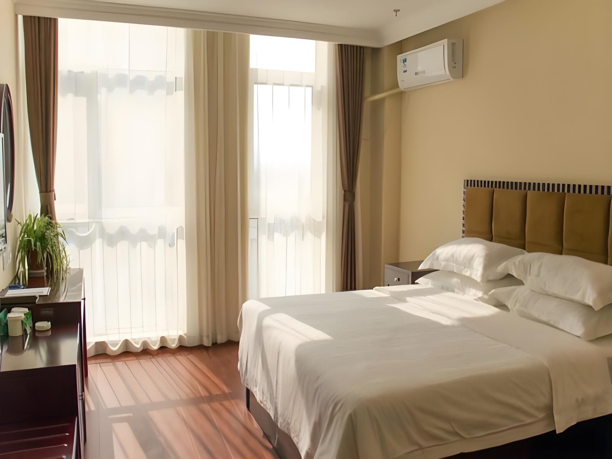 Feature Queen Room