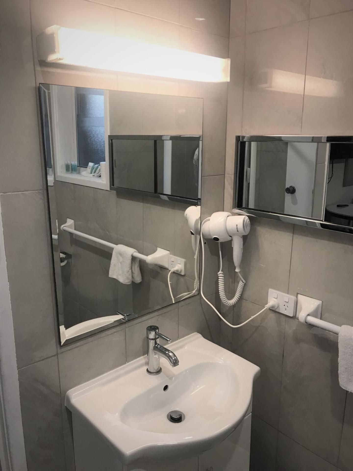 Toukley Motor Inn Deluxe Twin Room 2