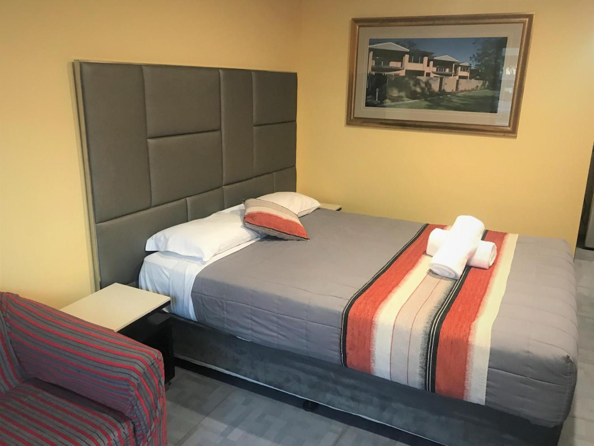 Toukley Motor Inn Deluxe Queen Room