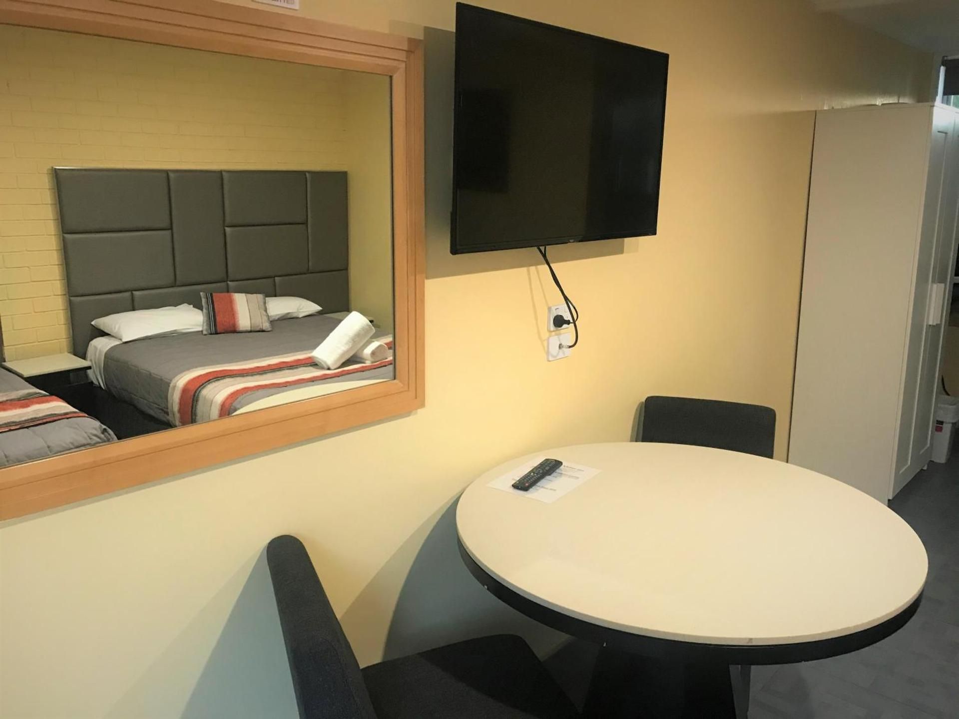 Toukley Motor Inn Deluxe Twin Room 3