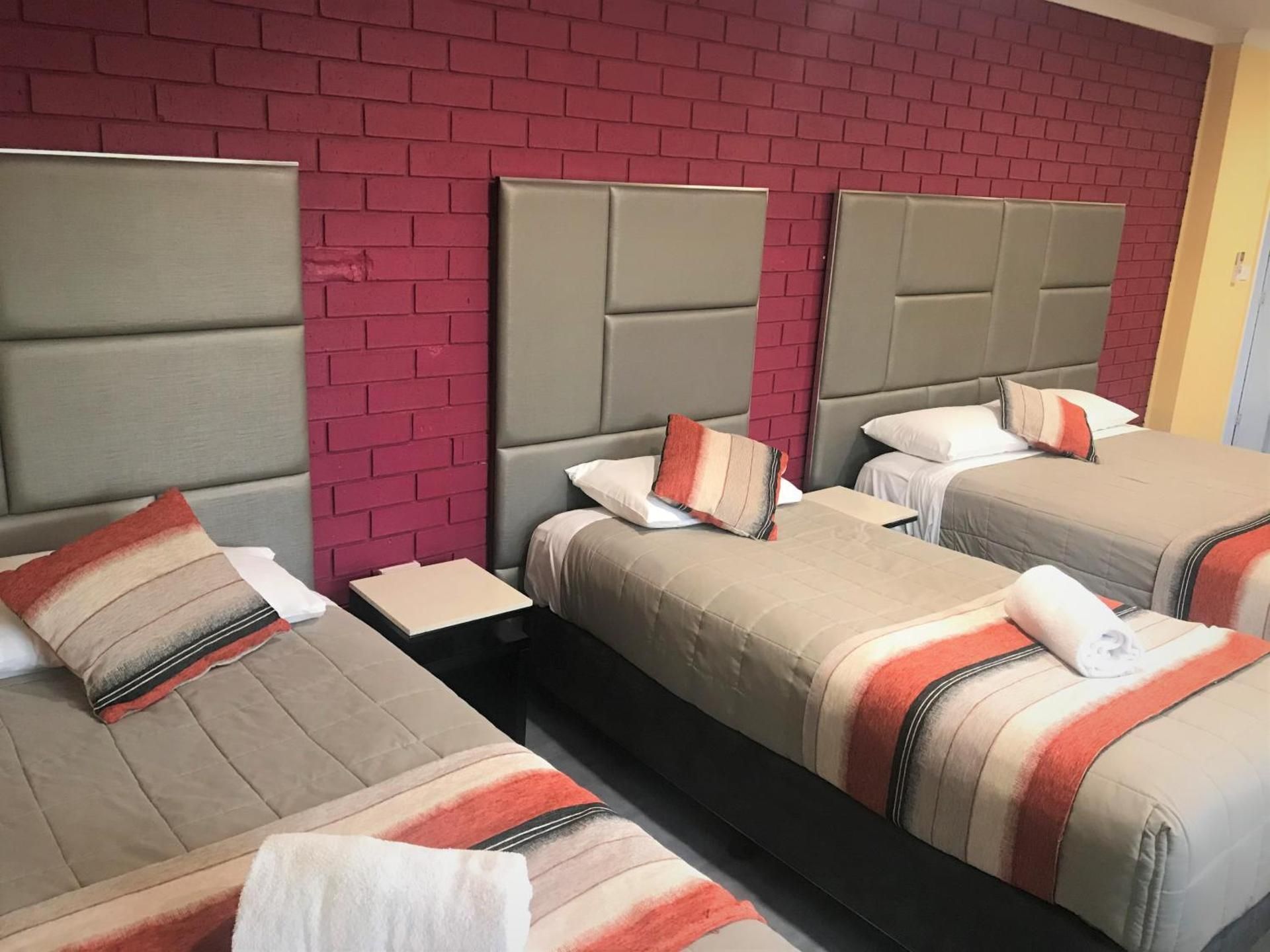 Toukley Motor Inn Deluxe Family Room 3