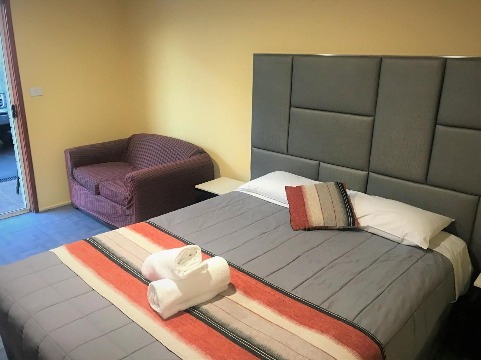 Toukley Motor Inn Deluxe Queen Room 2