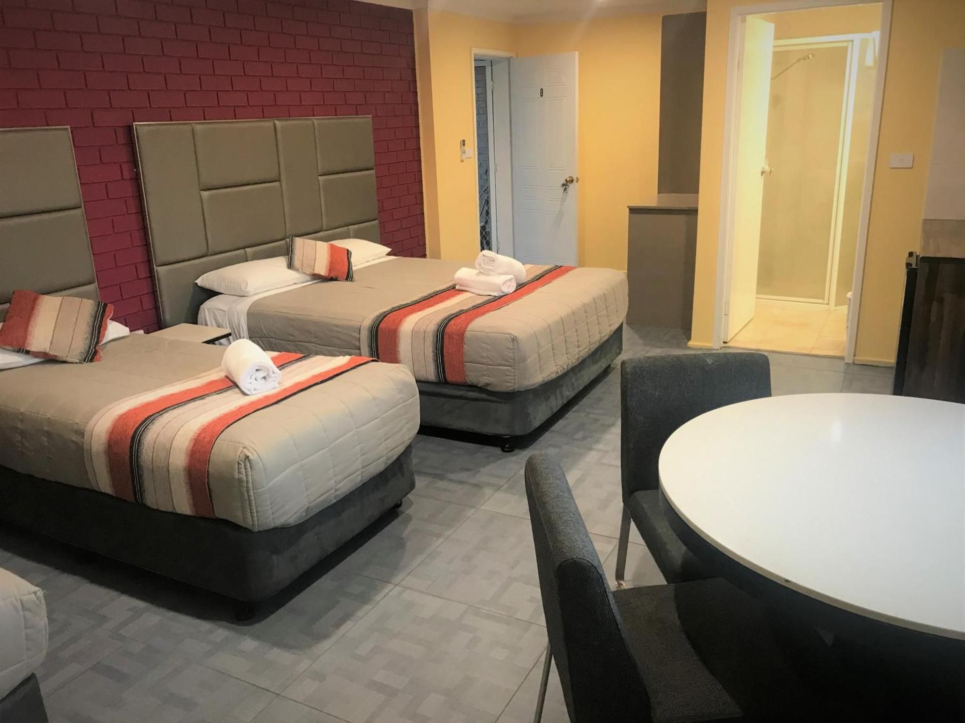 Toukley Motor Inn Deluxe Family Room 2