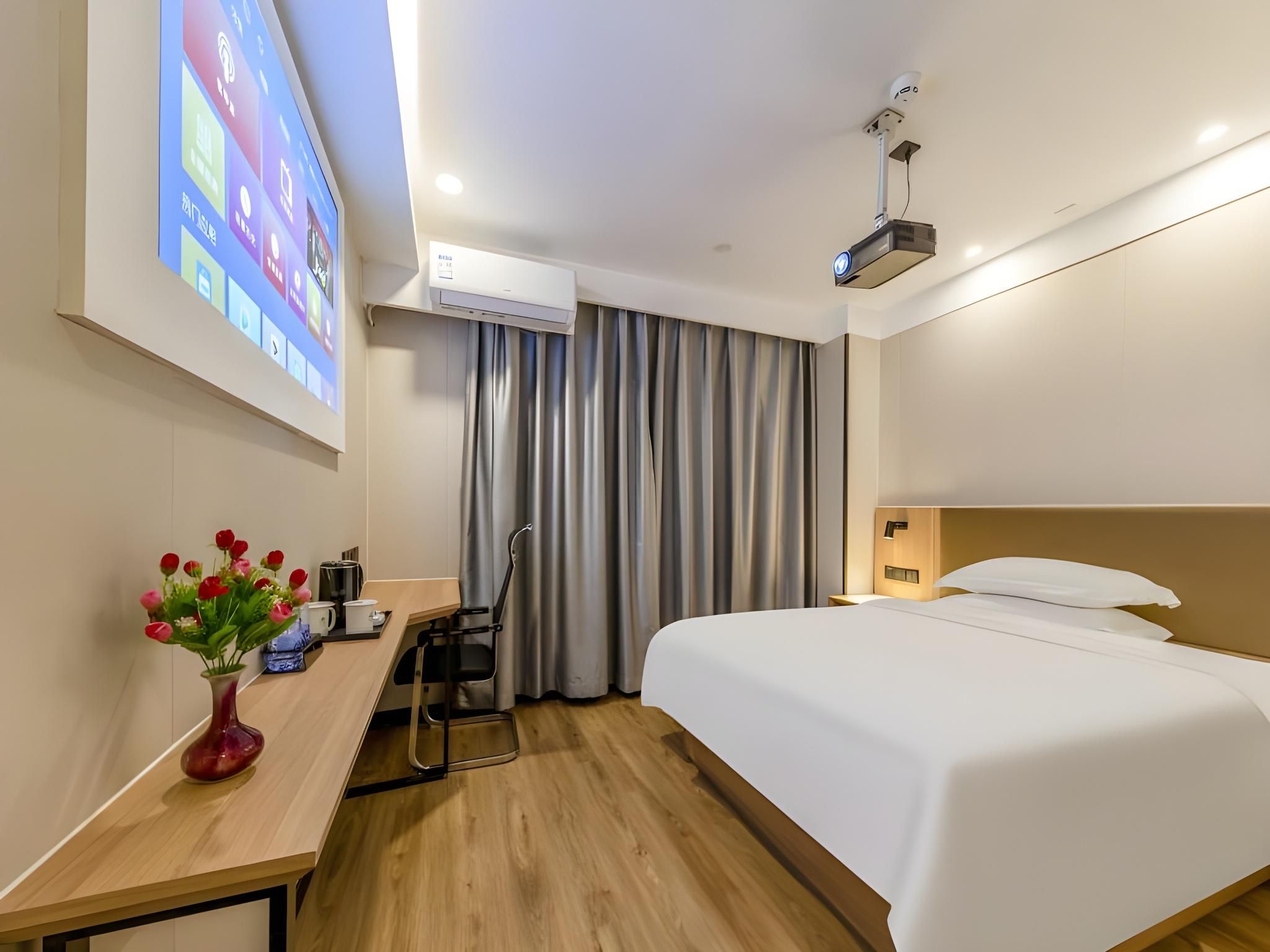 GTI - Feature 1 Bed Room, Cinema
