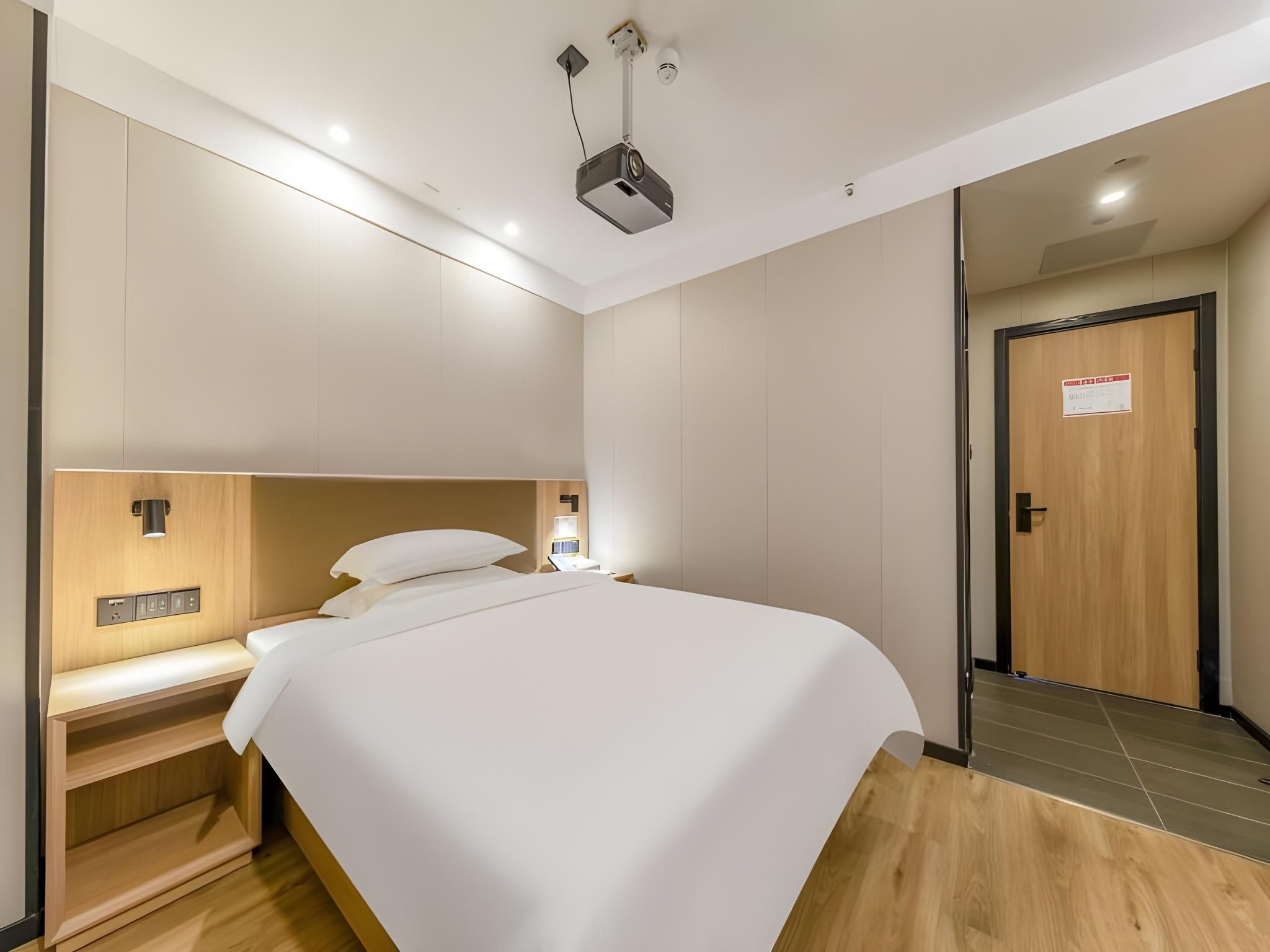GTI - Feature 1 Bed Room, Cinema