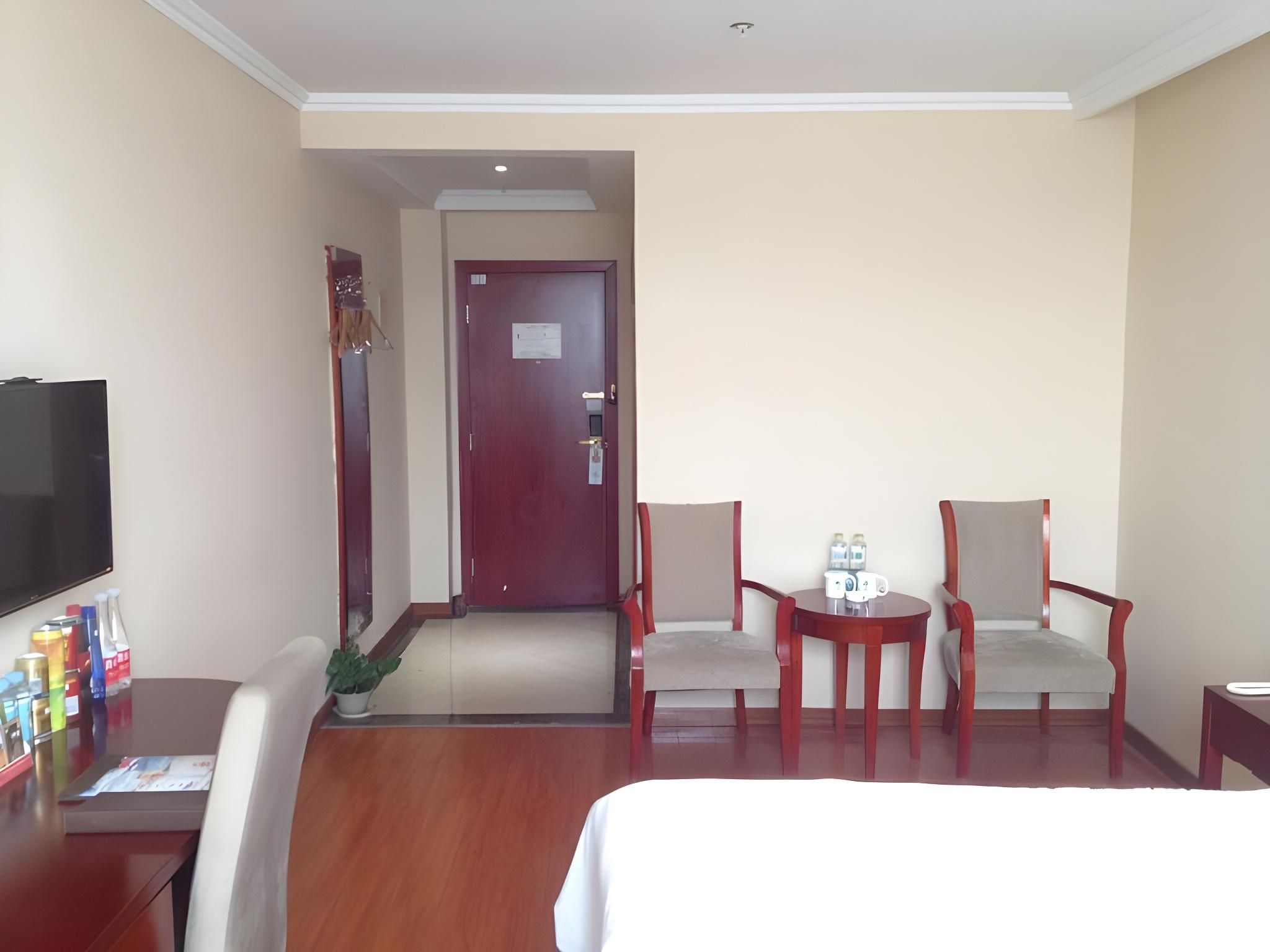 GTI - 1 Bed Guest Room no Window, 1.8M Bed