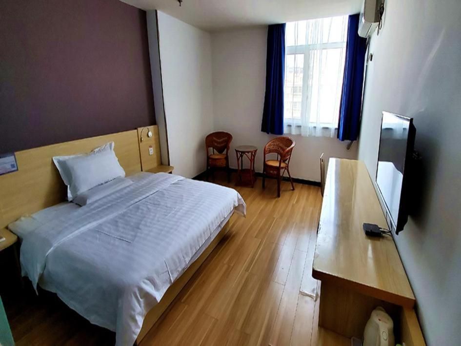 Comfortable Queen Room