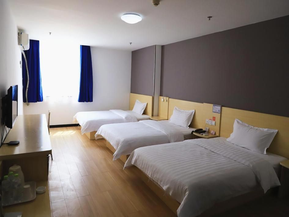 twin beds room