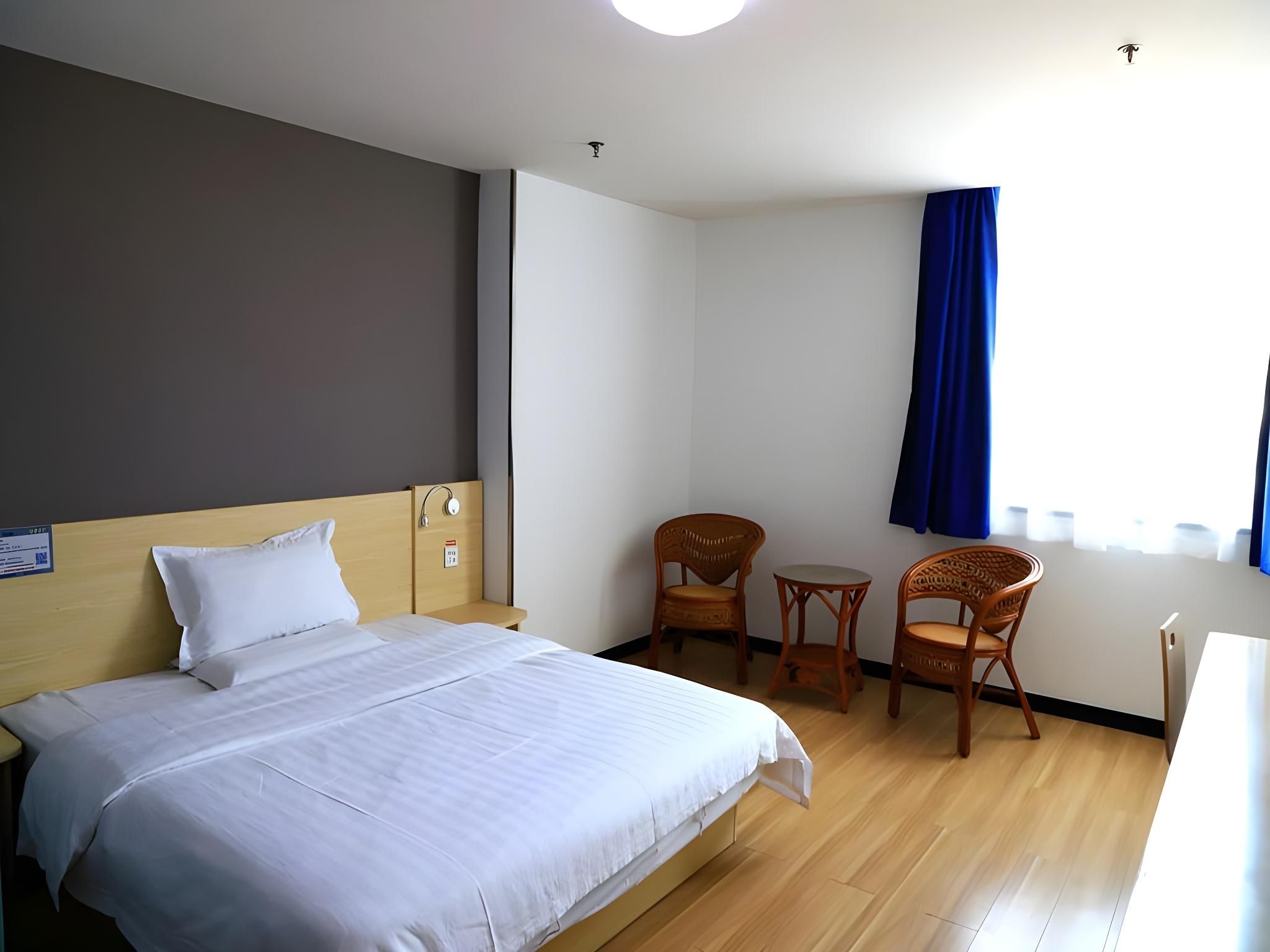 WH - Holiday Theme Room