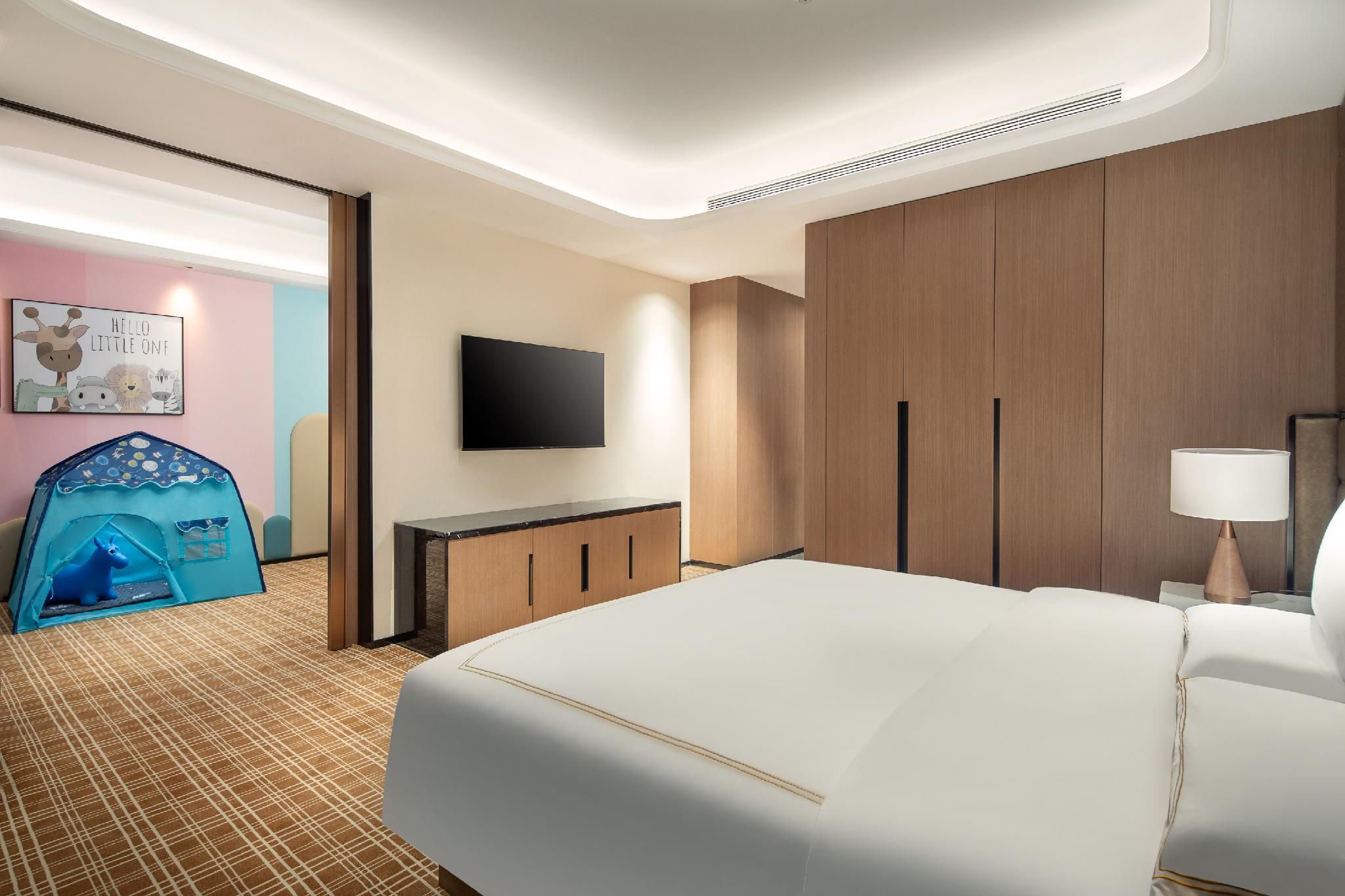 2 Double Beds, Family Suite, Smoking