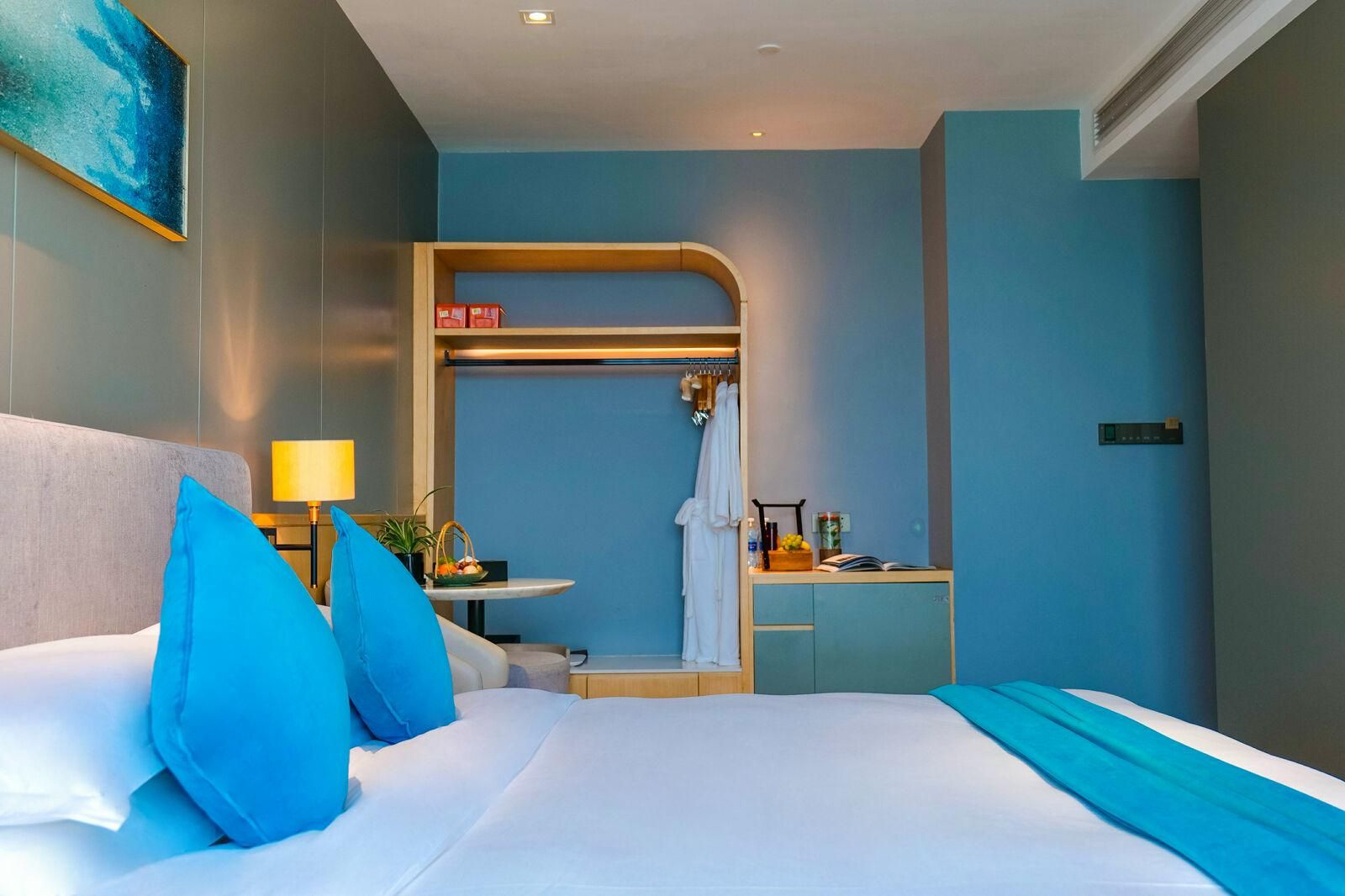 Four Seasons Room with 1 King Bed