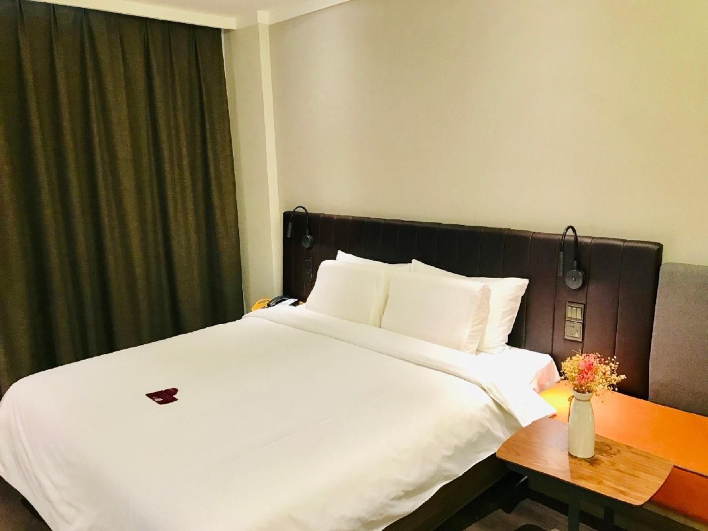 Huazhu - Room With Bed
