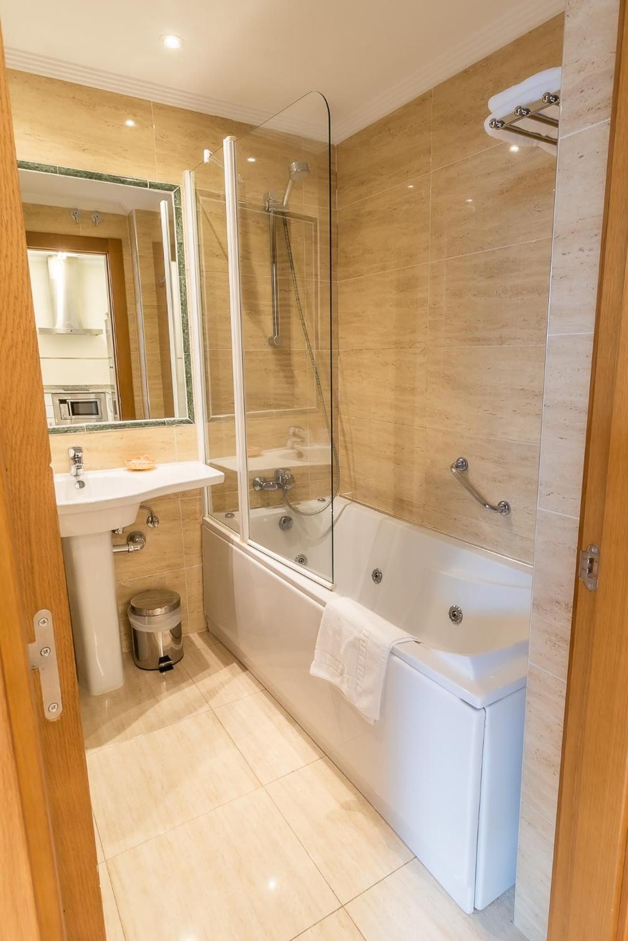 Studio with Spa Bath