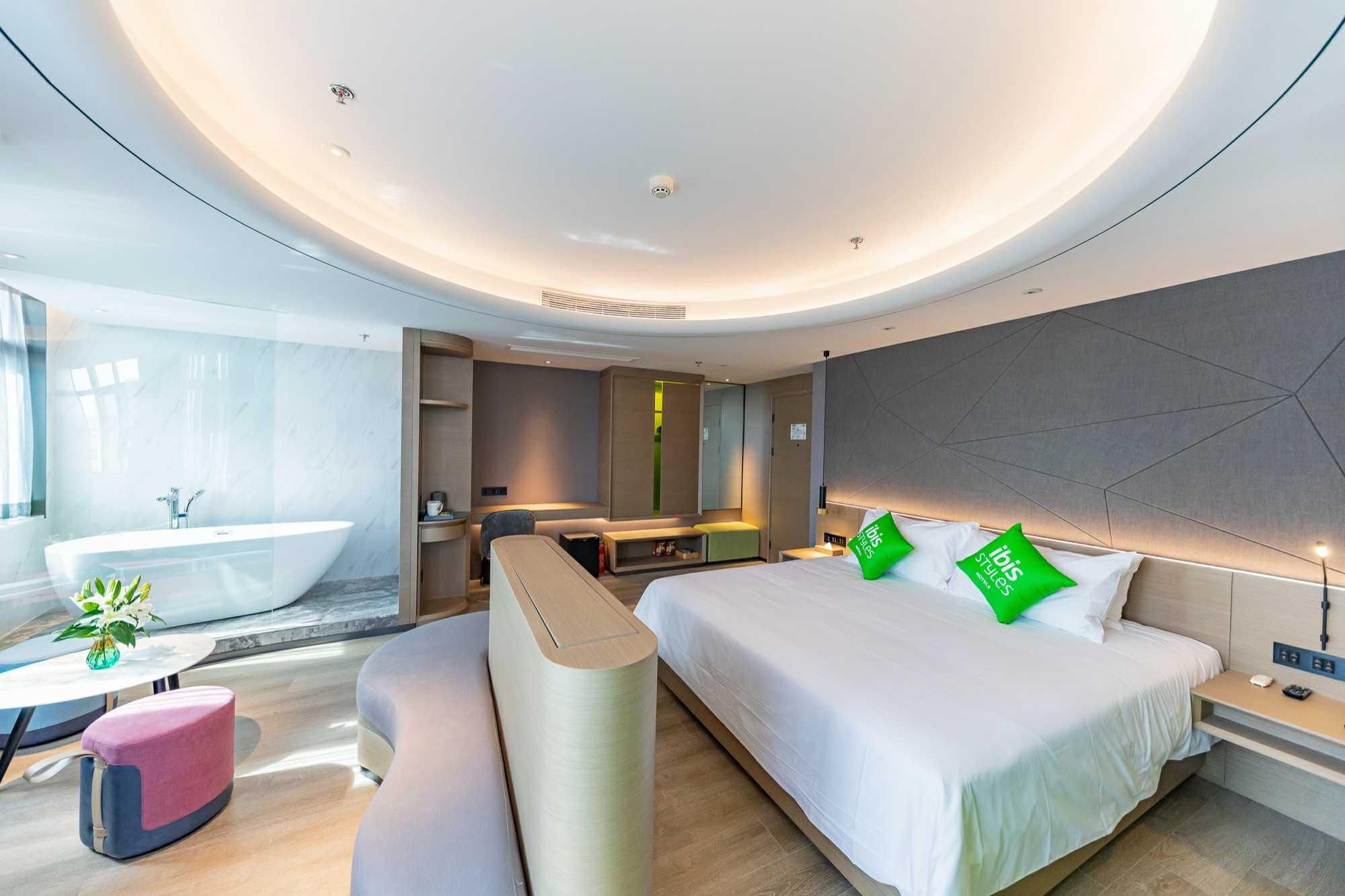 Huazhu - Deluxe Bed Room