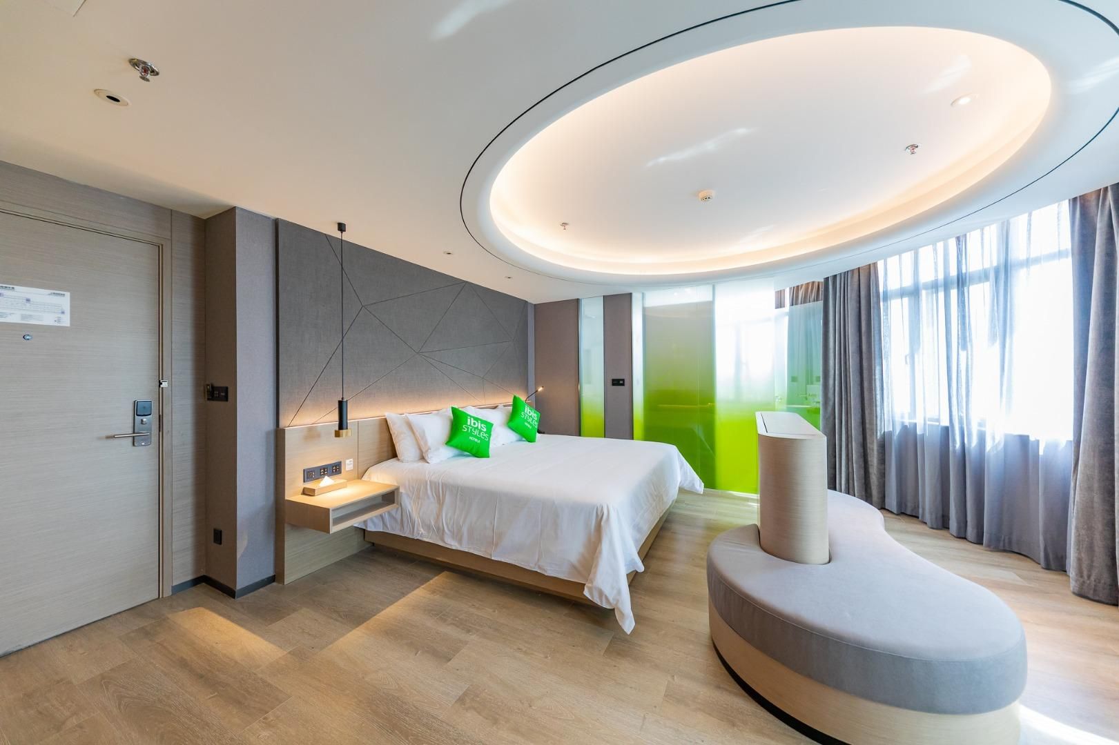 Huazhu - Deluxe Bed Room