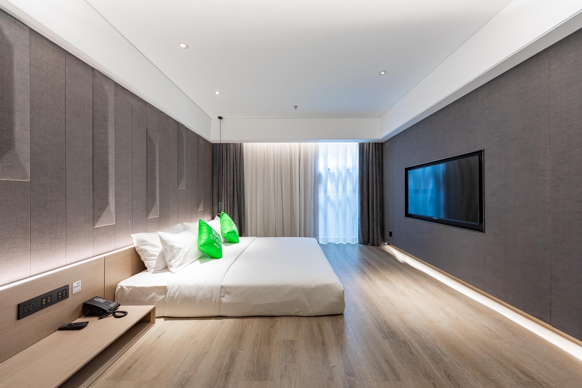 Huazhu - Room With Bed