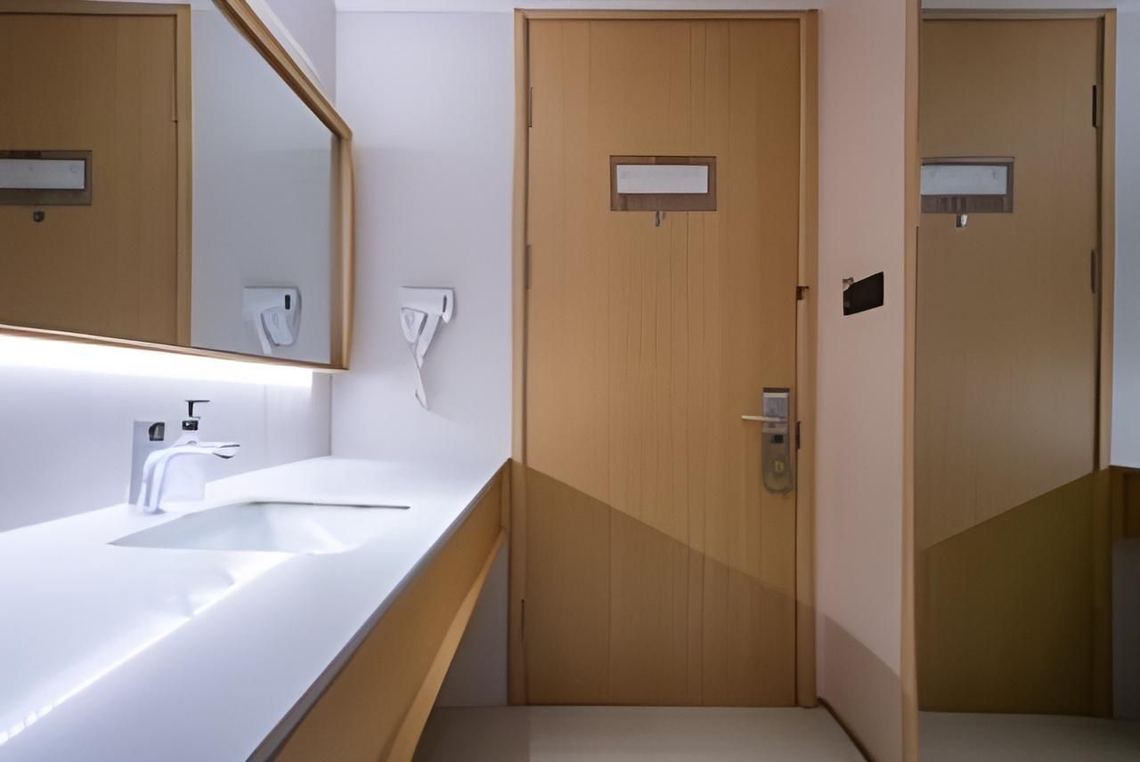 Hotel Queen Room