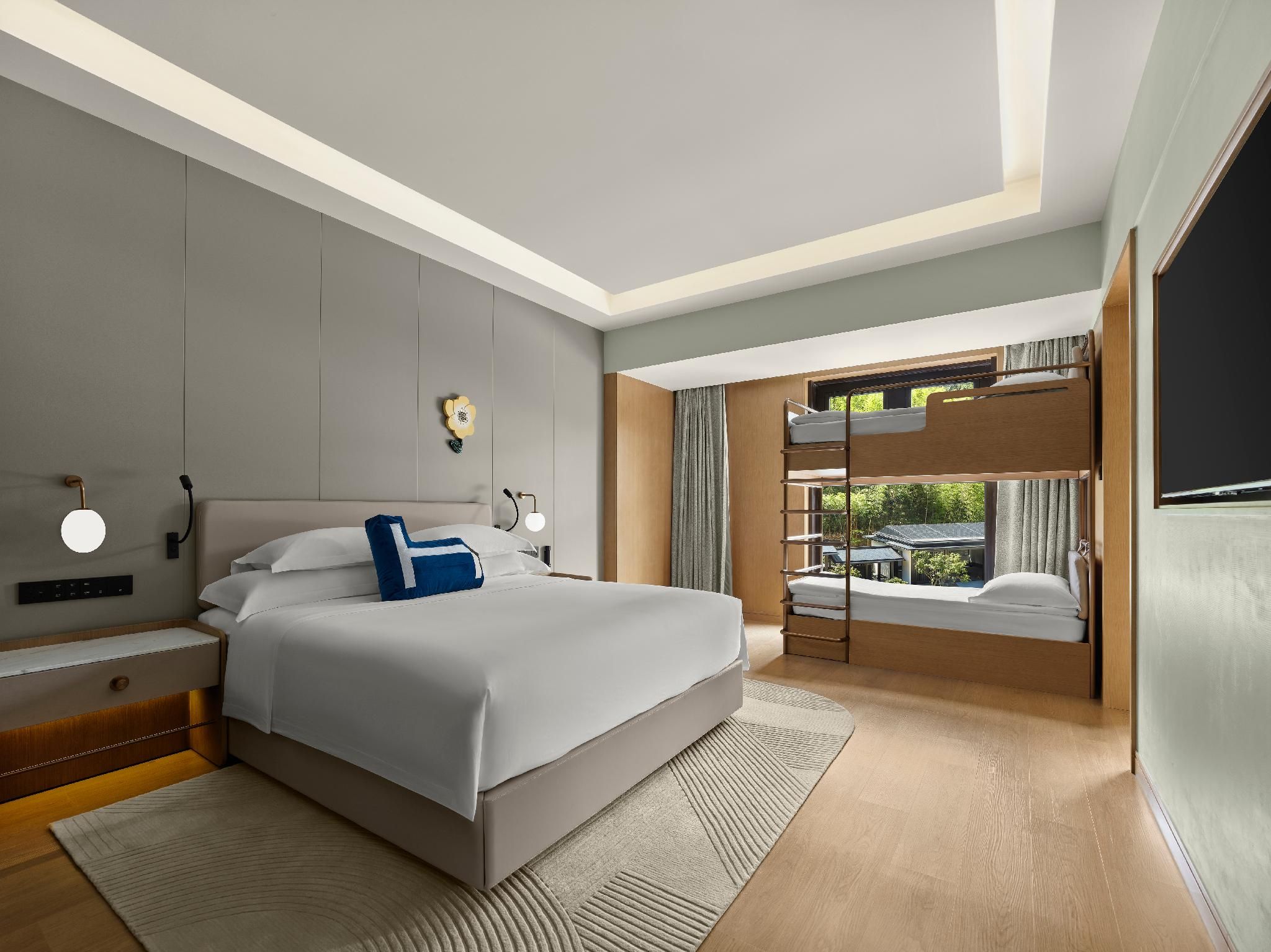 Deluxe Garden View Family Suite