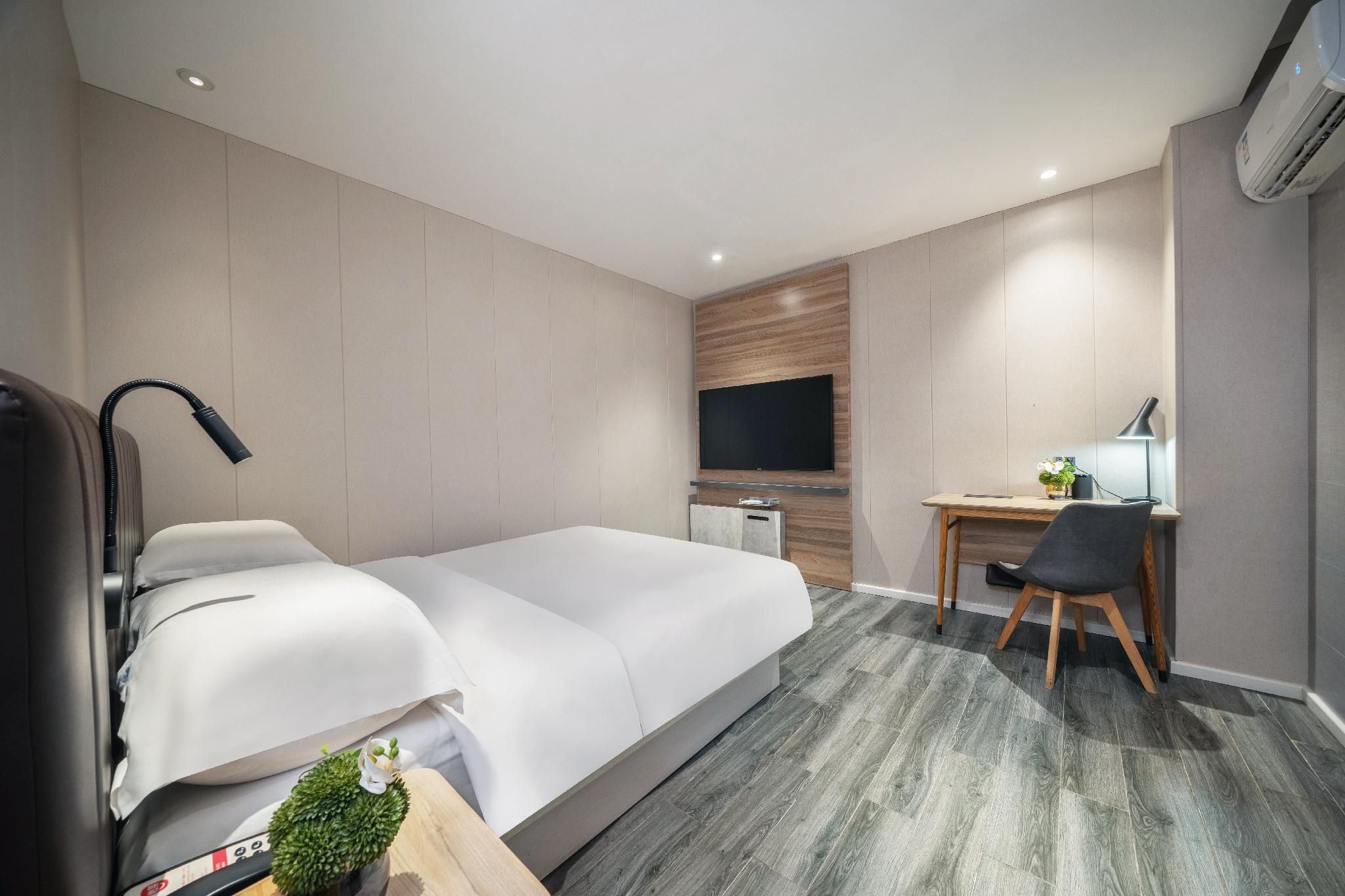 Queen Superior Room