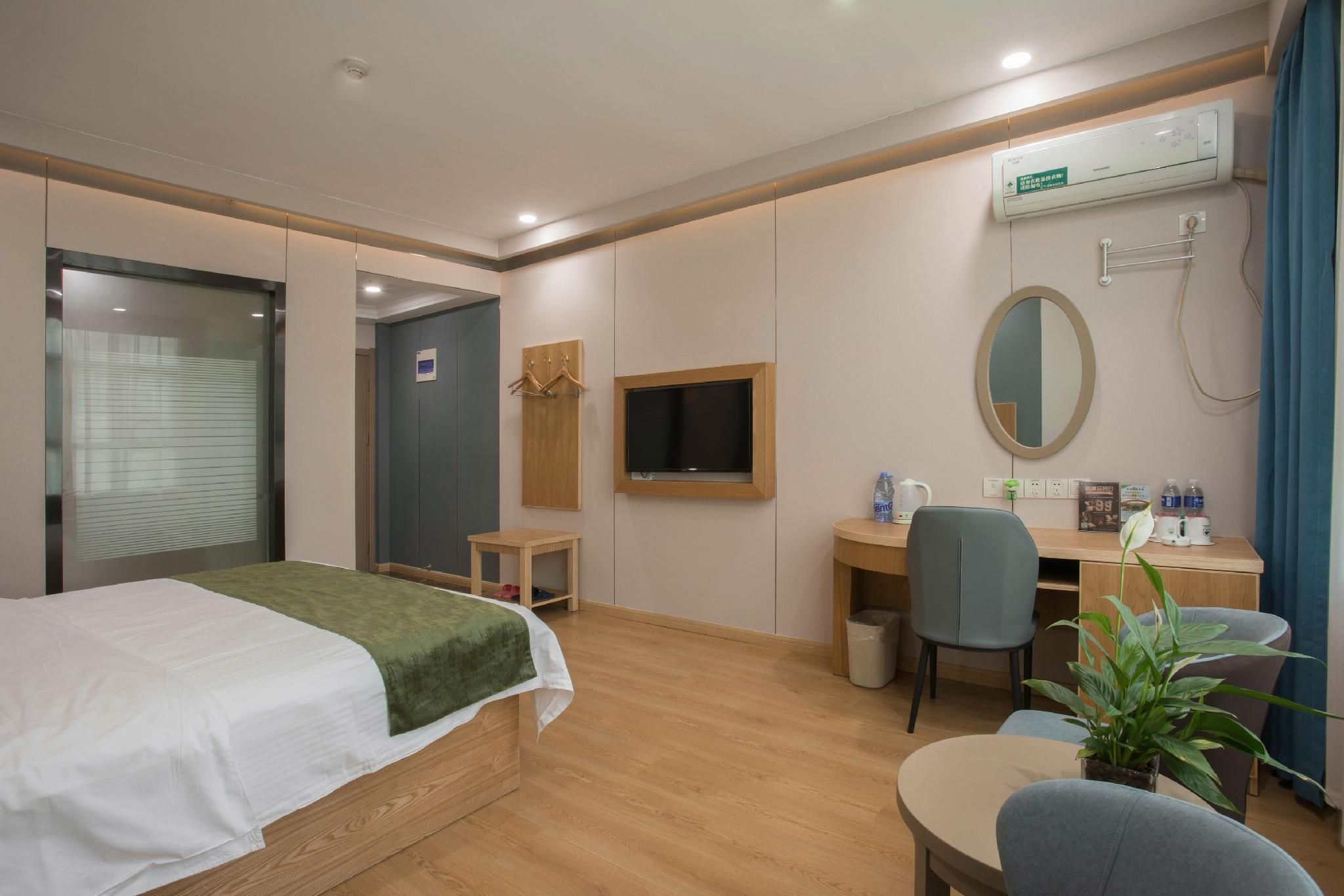 Deluxe Room Queen