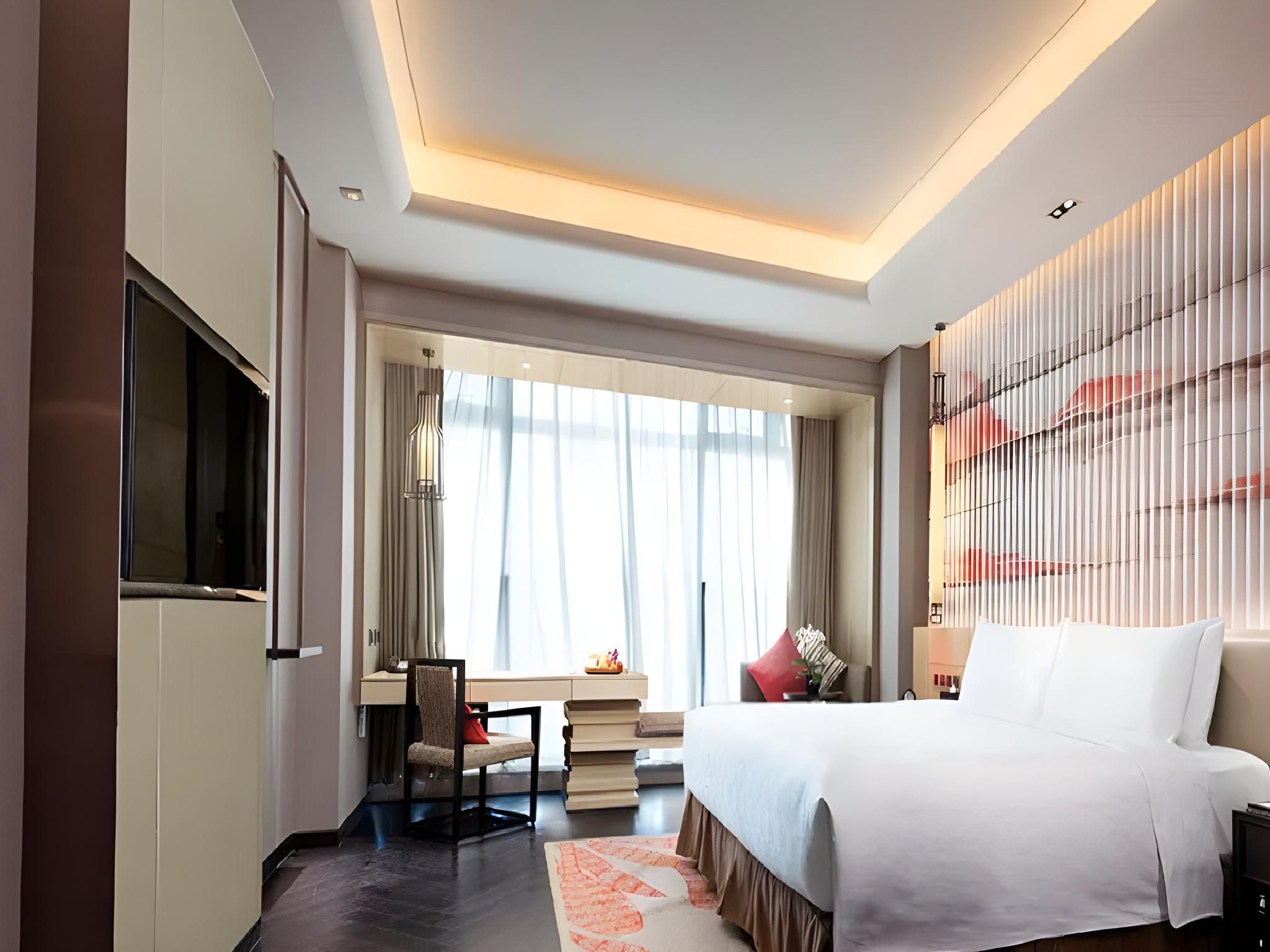 1 King Bed Standard Accessible