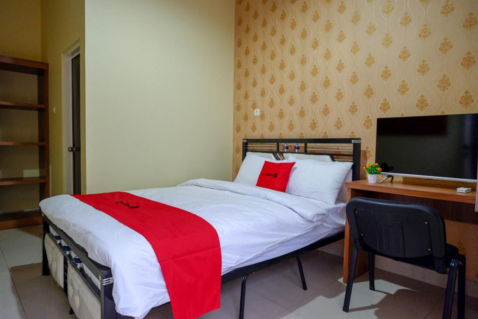RedDoorz @ Jalan Bali Cilacap Economy Double Room
