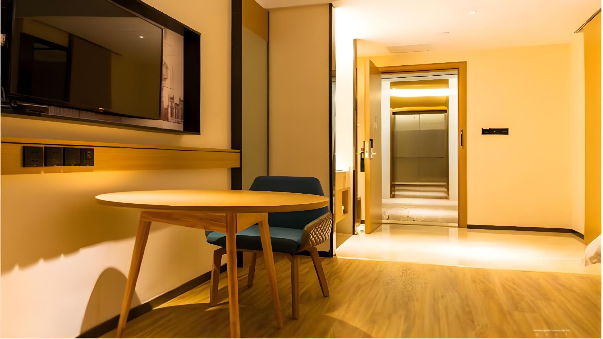 Business Queen Room