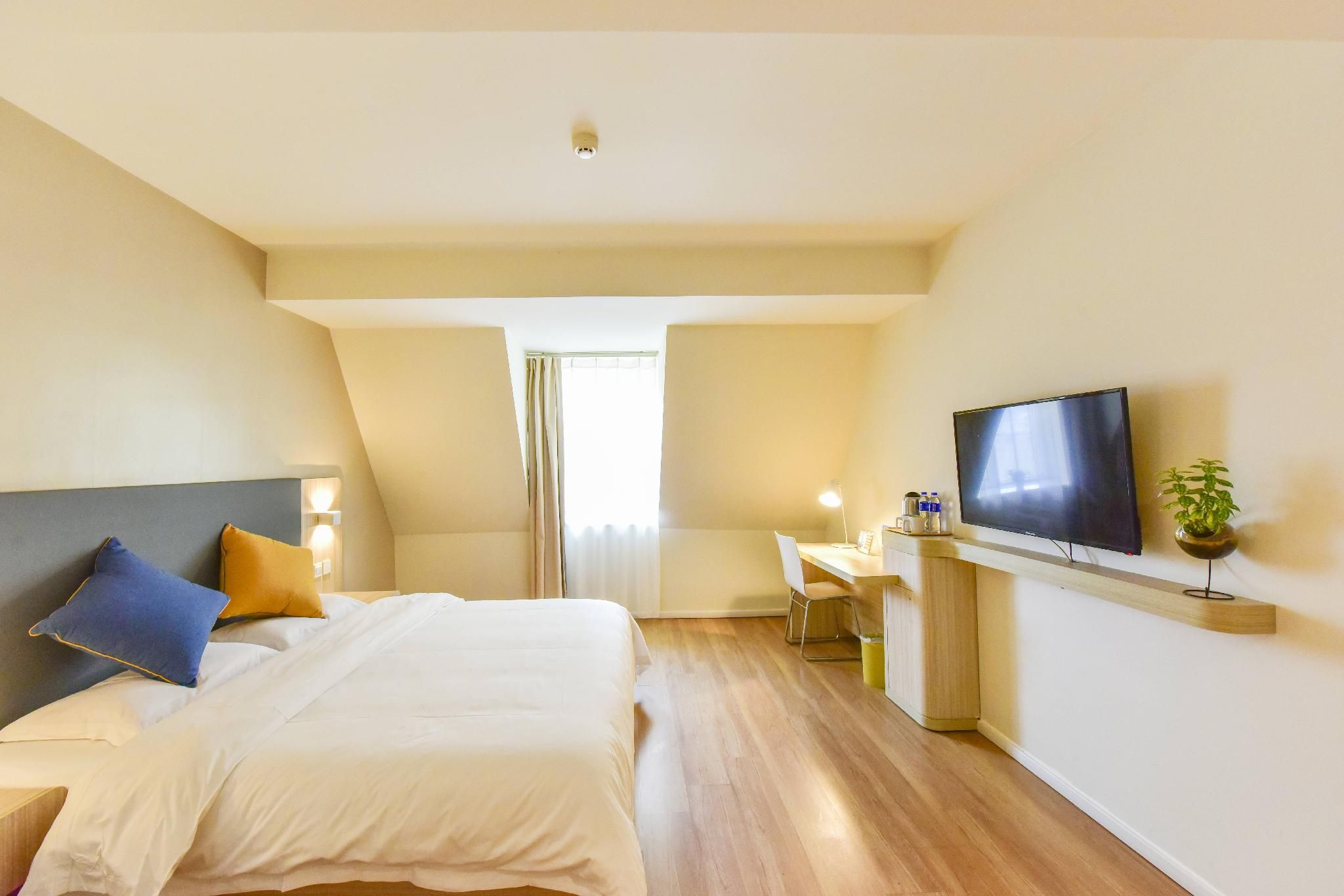 Huazhu - Room With Bed