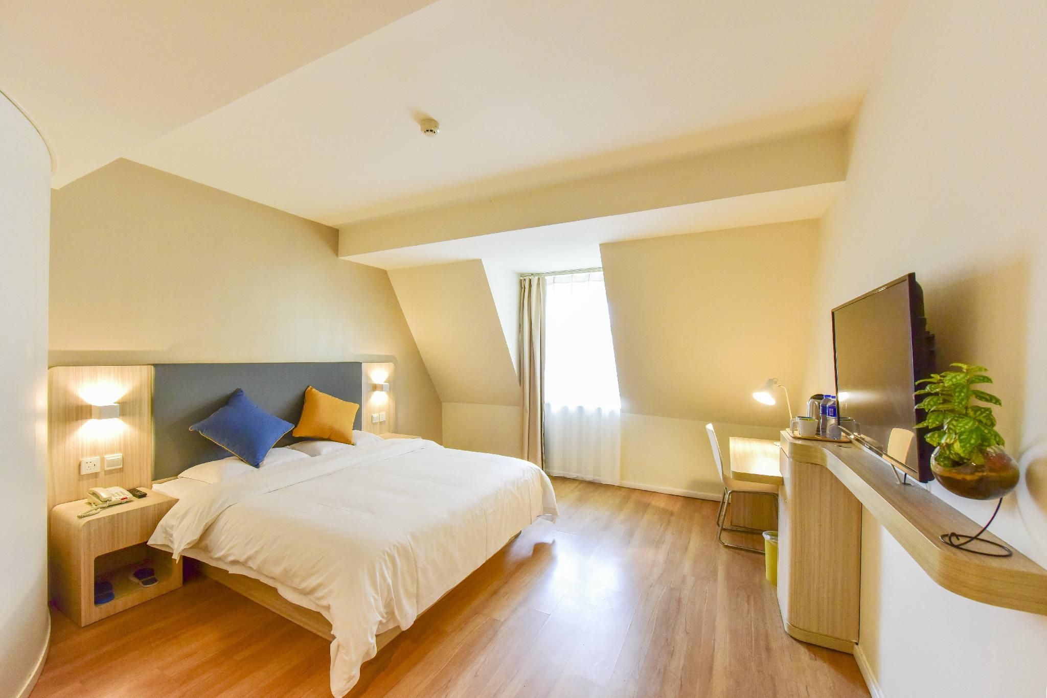 Huazhu - Room With Bed