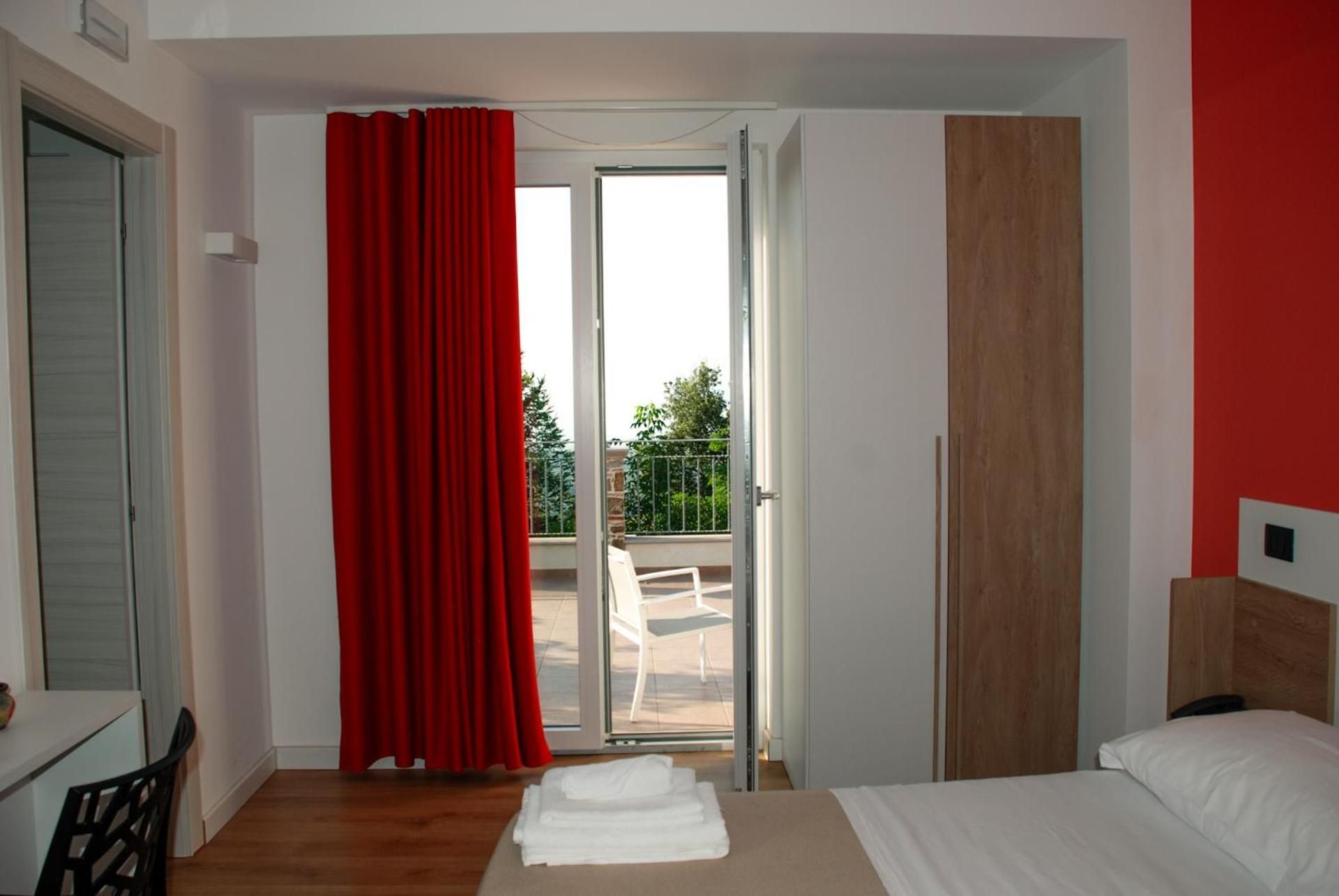 Deluxe Double Room with Balcony and Sea View
