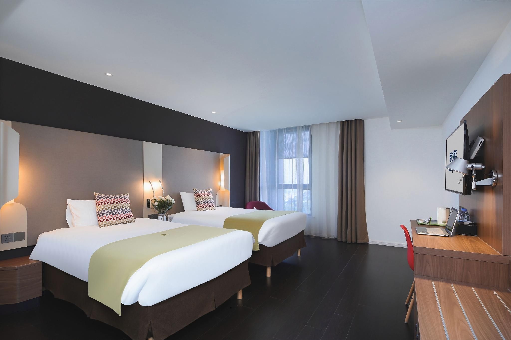 WH - Deluxe Bed Room