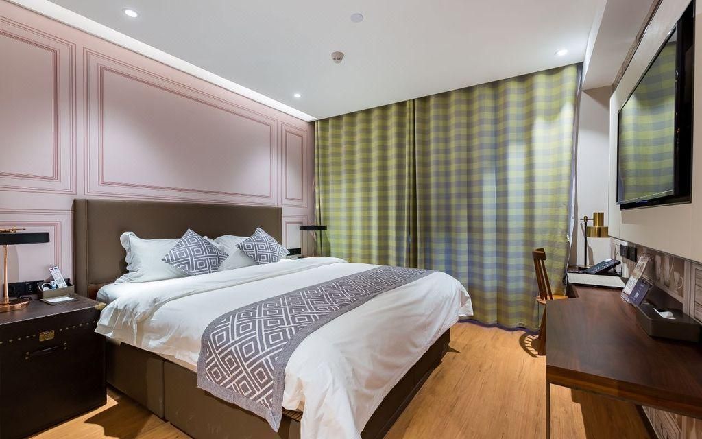 Queen Deluxe Room